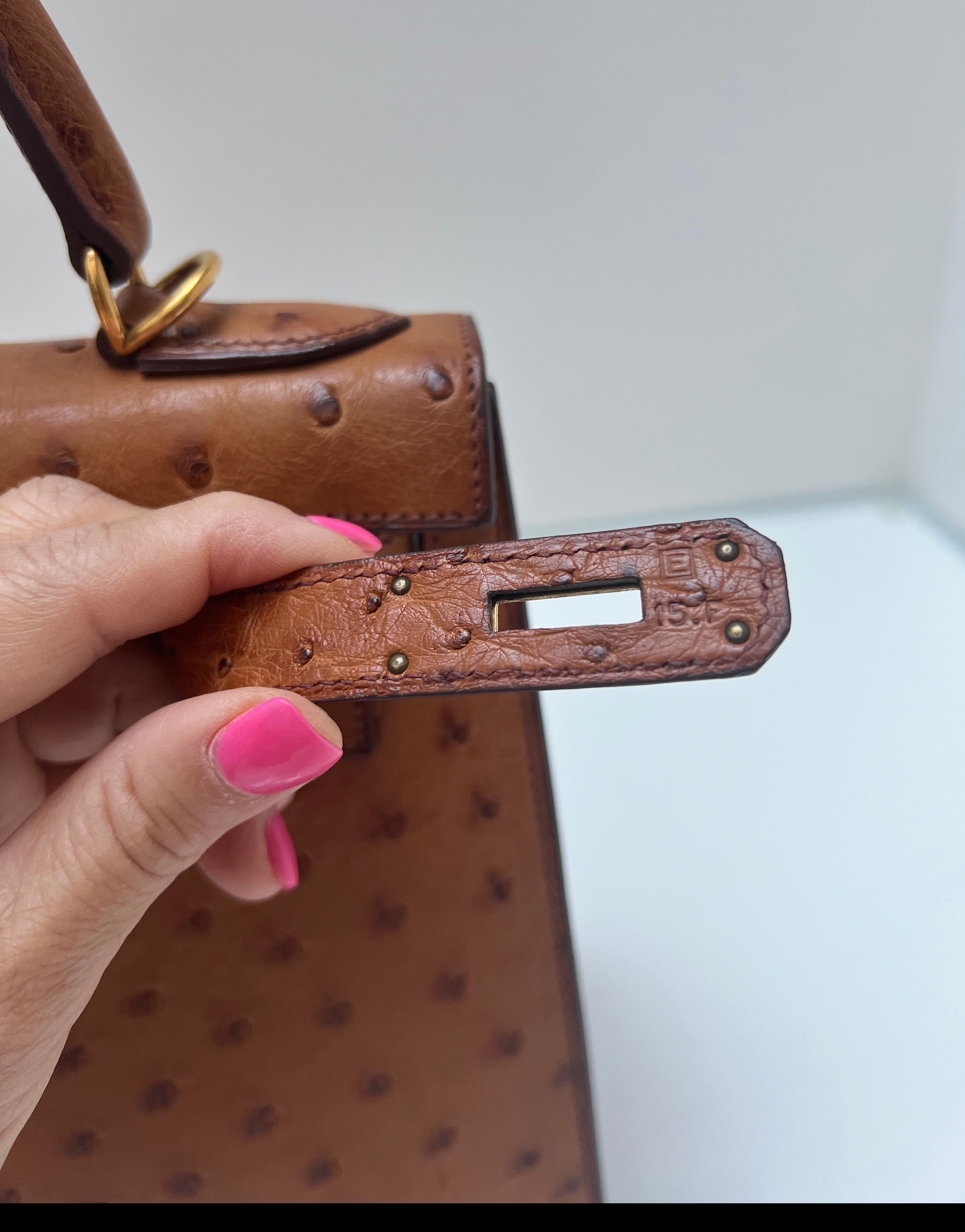 Borsa Kelly 28 in struzzo oro di Hermes in vendita 5