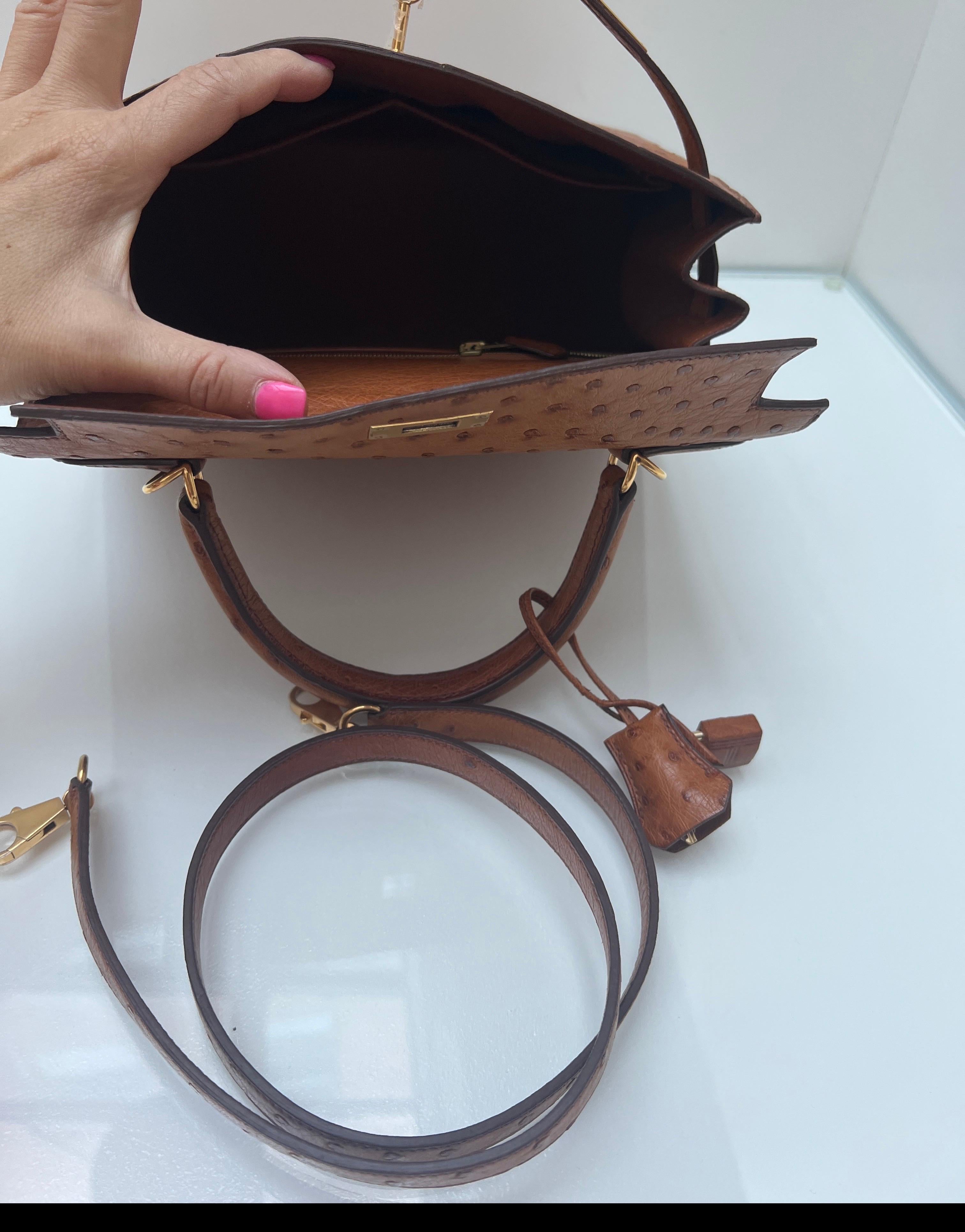 Borsa Kelly 28 in struzzo oro di Hermes in vendita 7