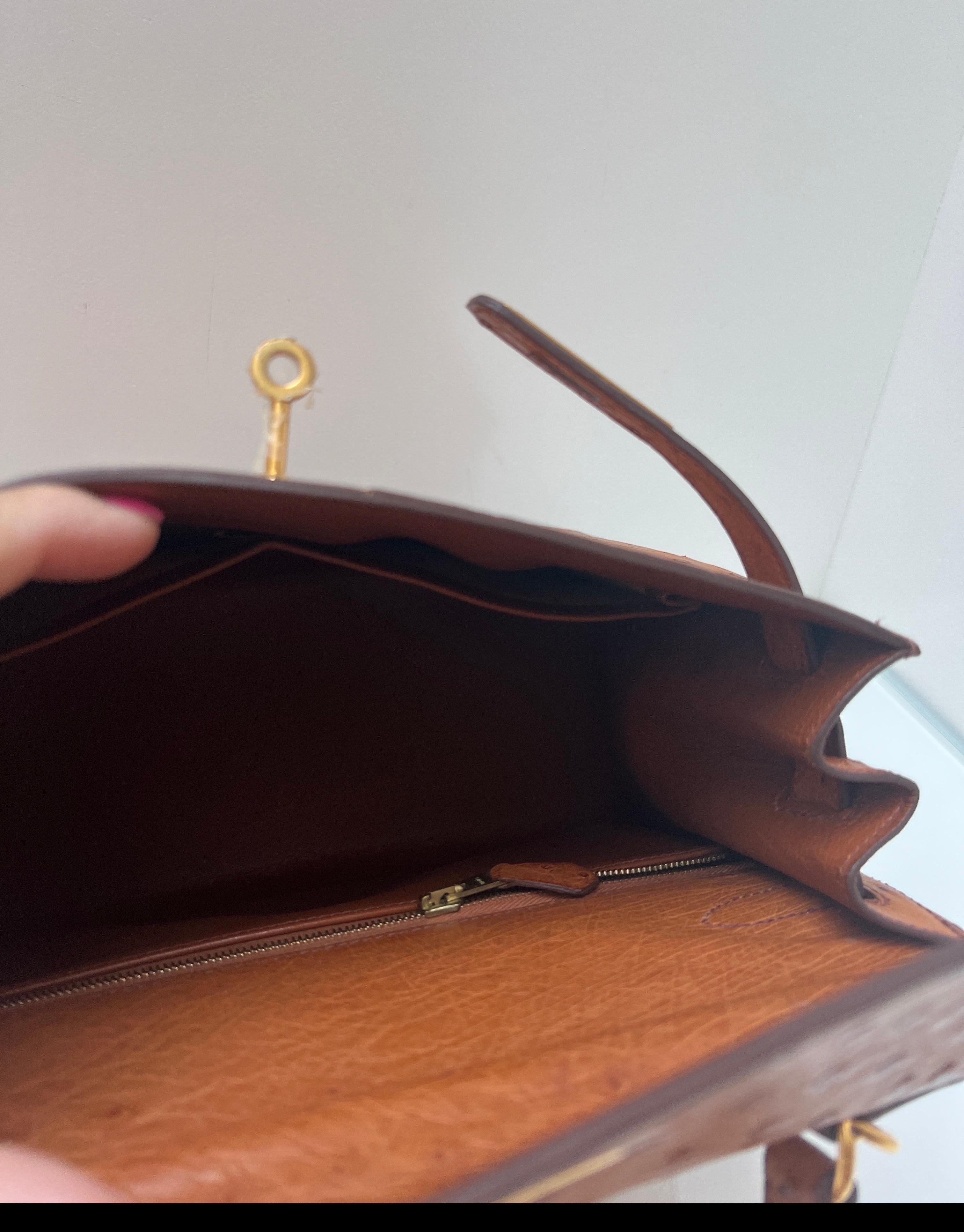 Borsa Kelly 28 in struzzo oro di Hermes in vendita 8