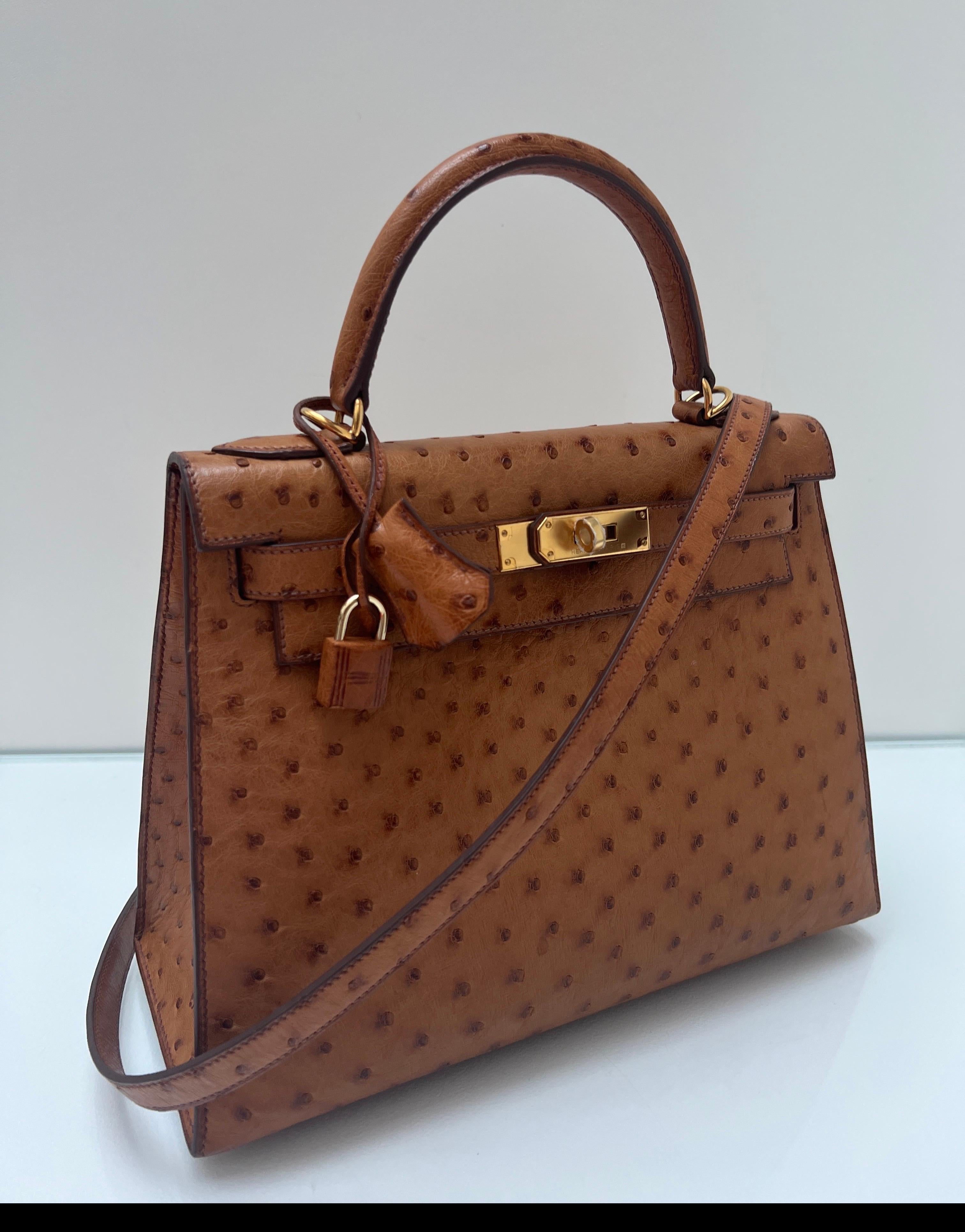 Borsa Kelly 28 in struzzo oro di Hermes in vendita 10