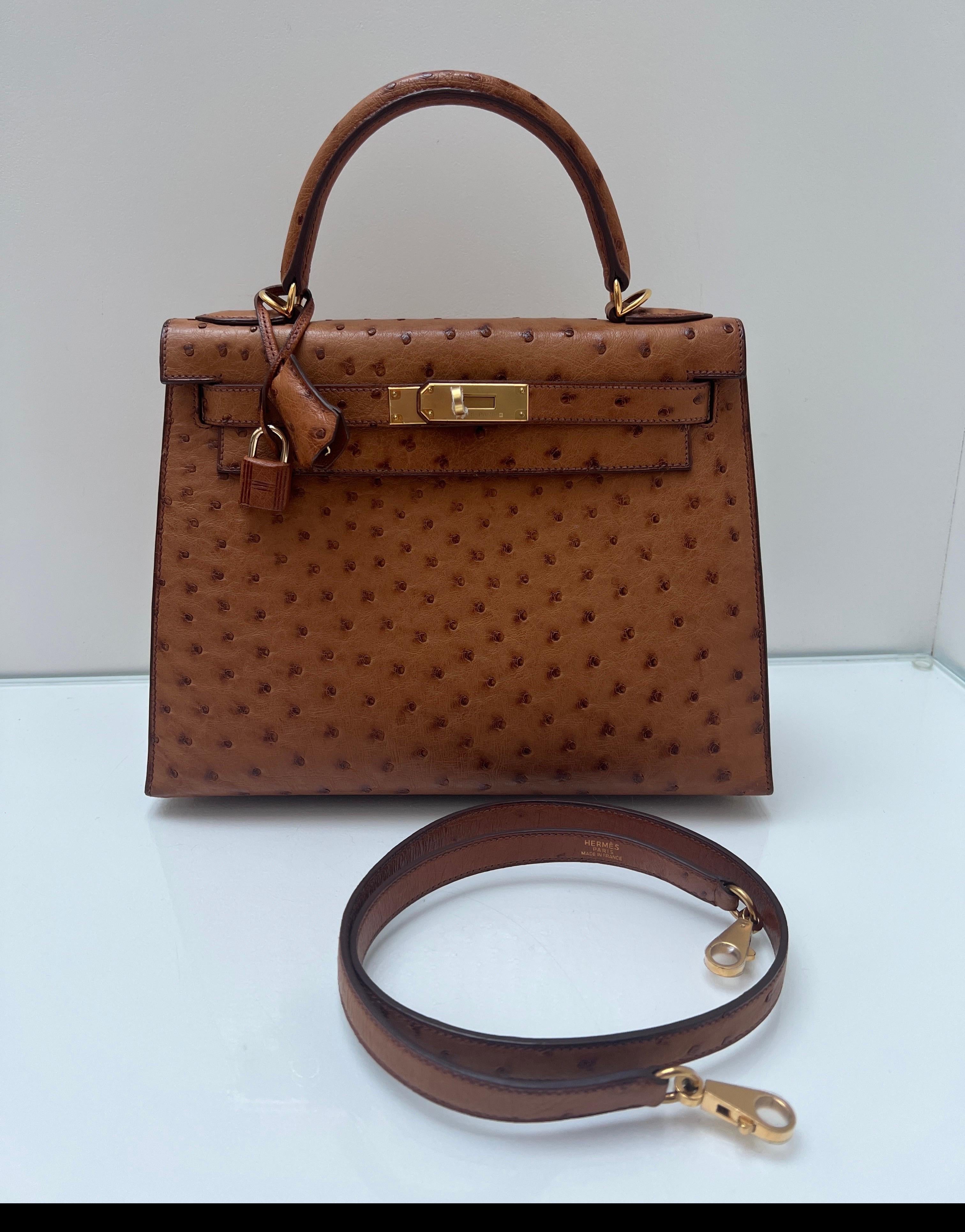 Borsa Kelly 28 in struzzo oro di Hermes in vendita 11