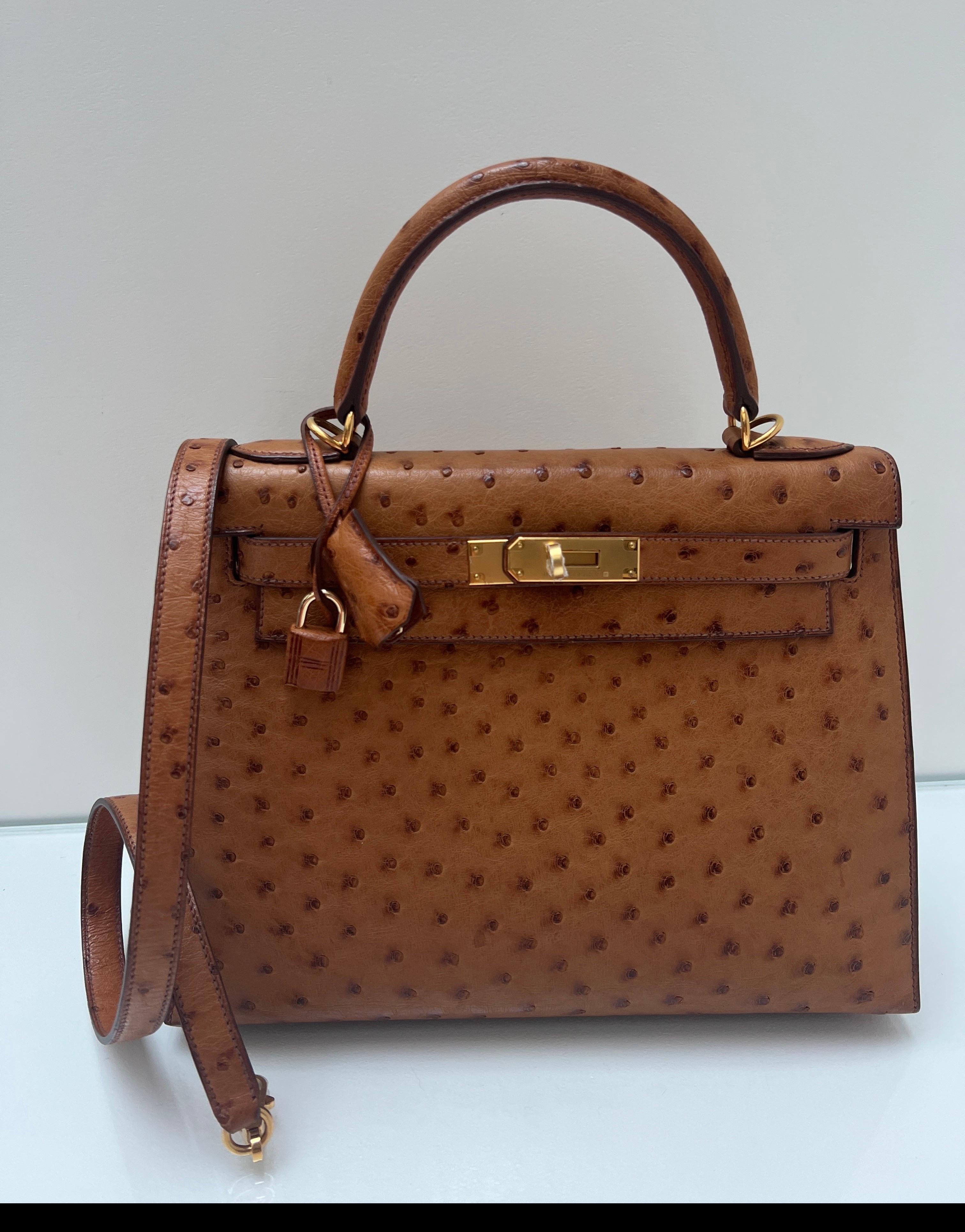 Borsa Kelly 28 in struzzo oro di Hermes in vendita 12
