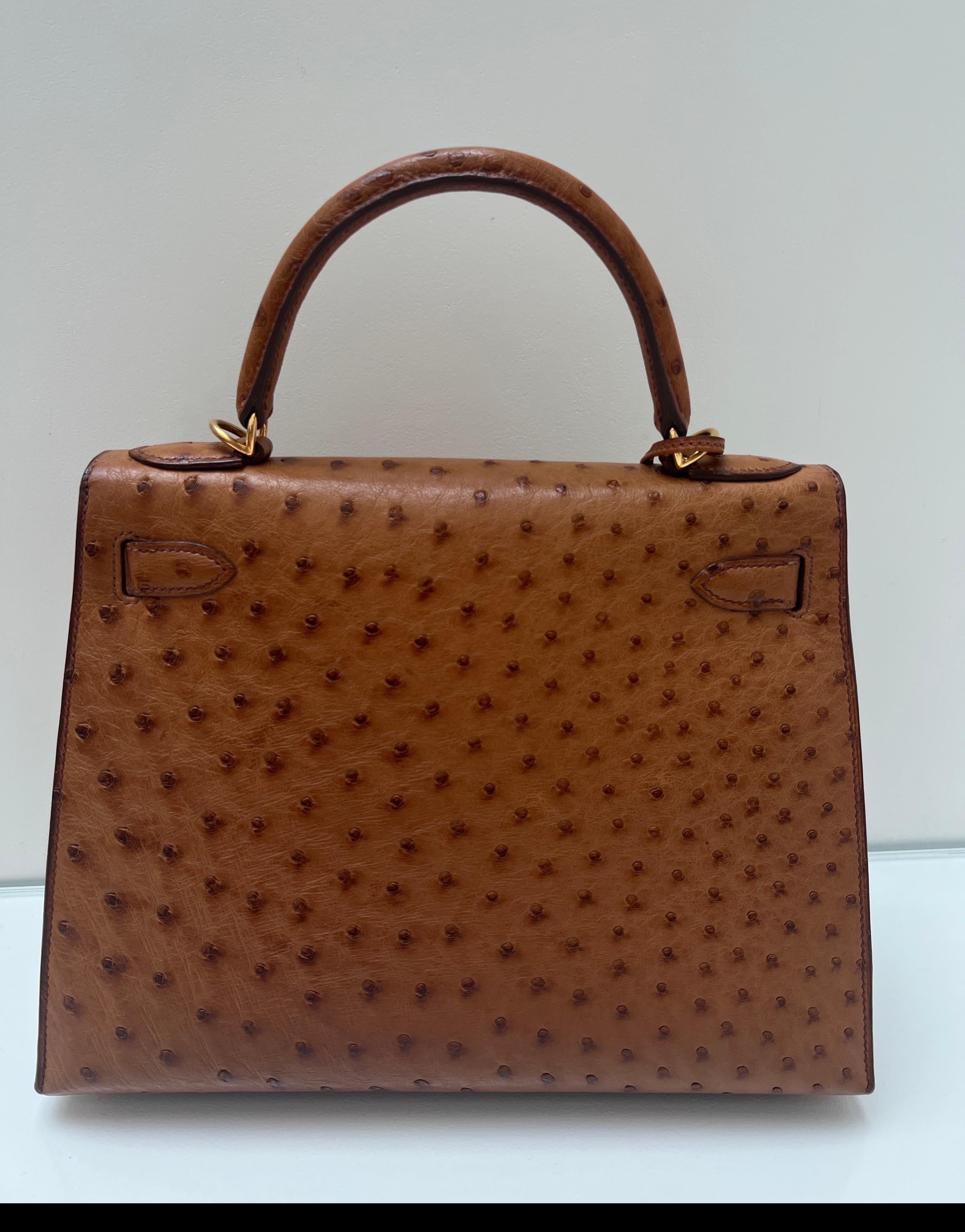 Borsa Kelly 28 in struzzo oro di Hermes in vendita 13