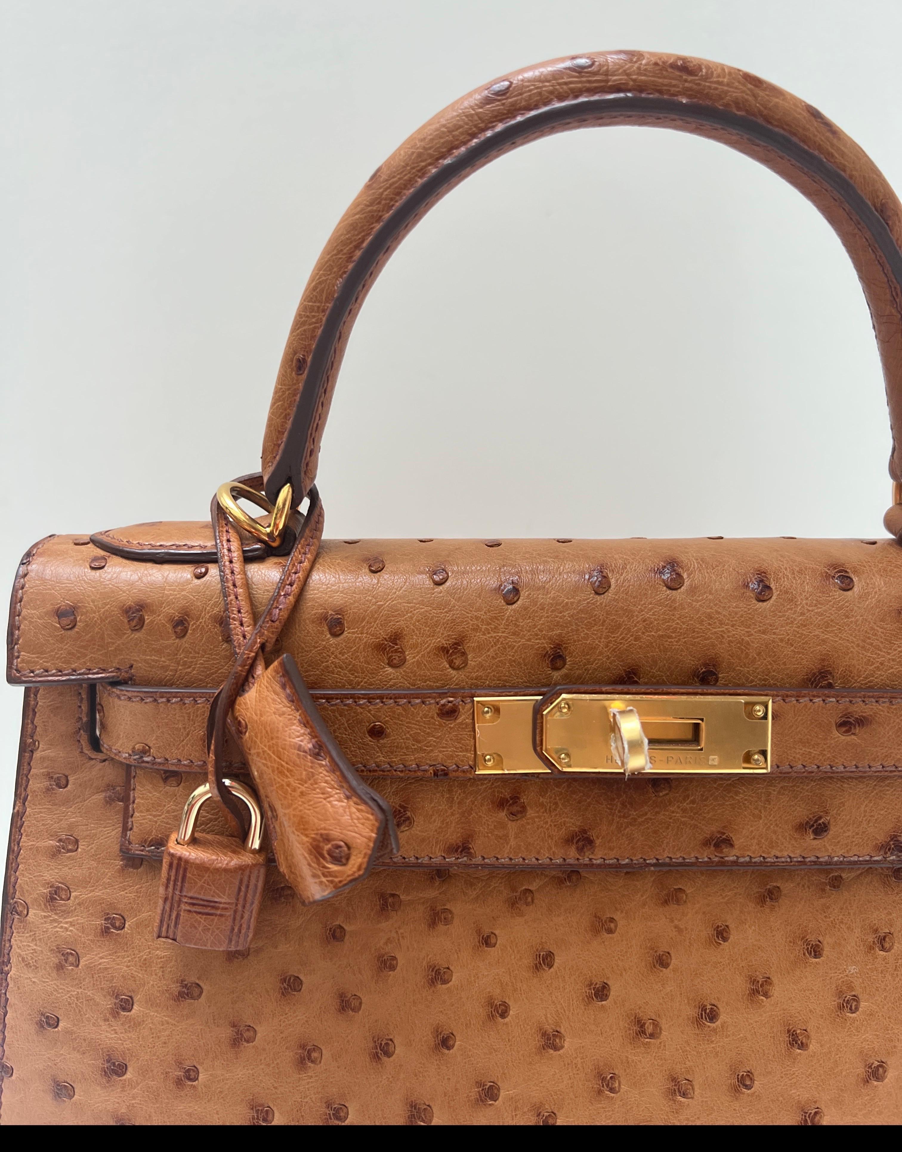 Borsa Kelly 28 in struzzo oro di Hermes in vendita 14