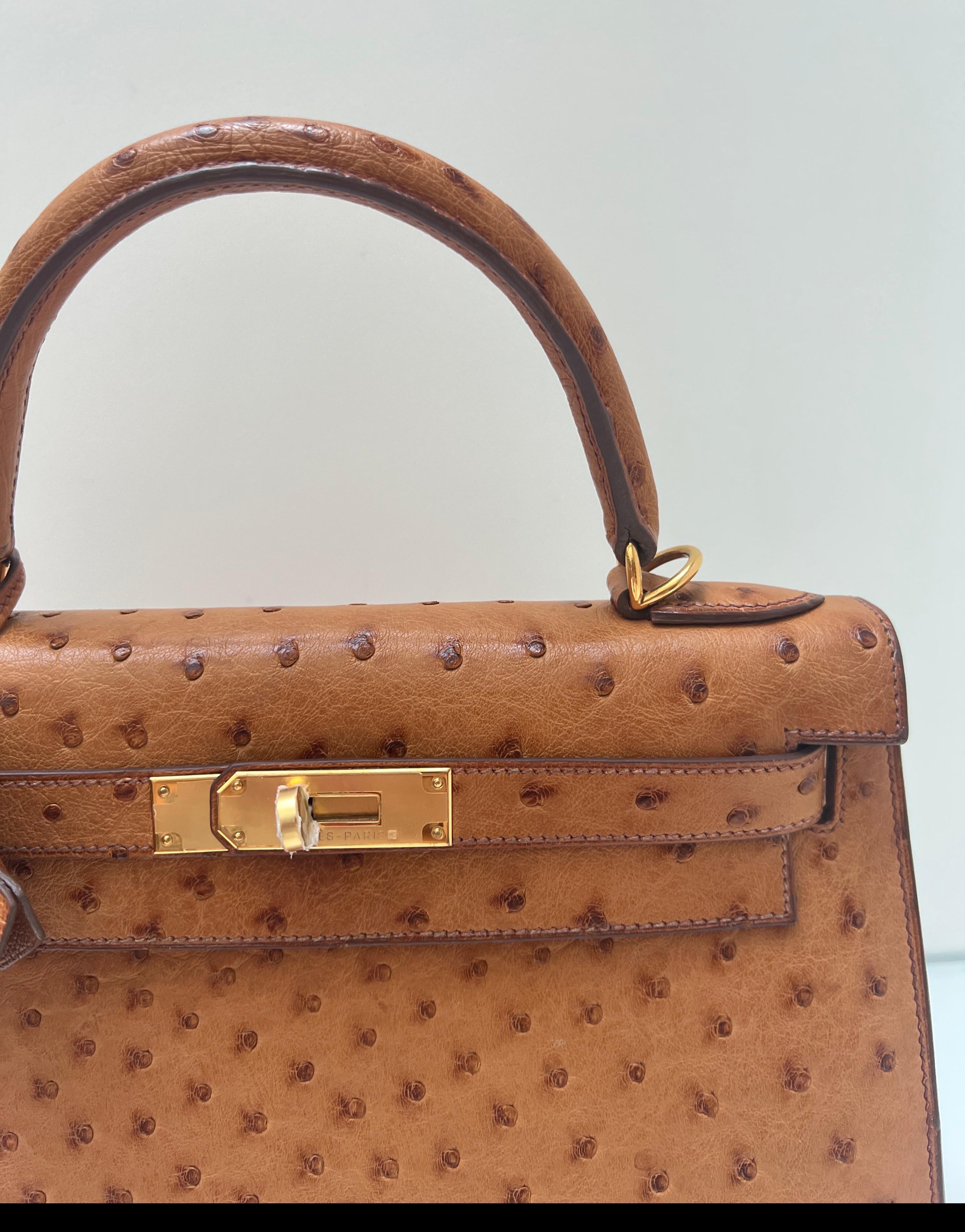 Borsa Kelly 28 in struzzo oro di Hermes in vendita 15