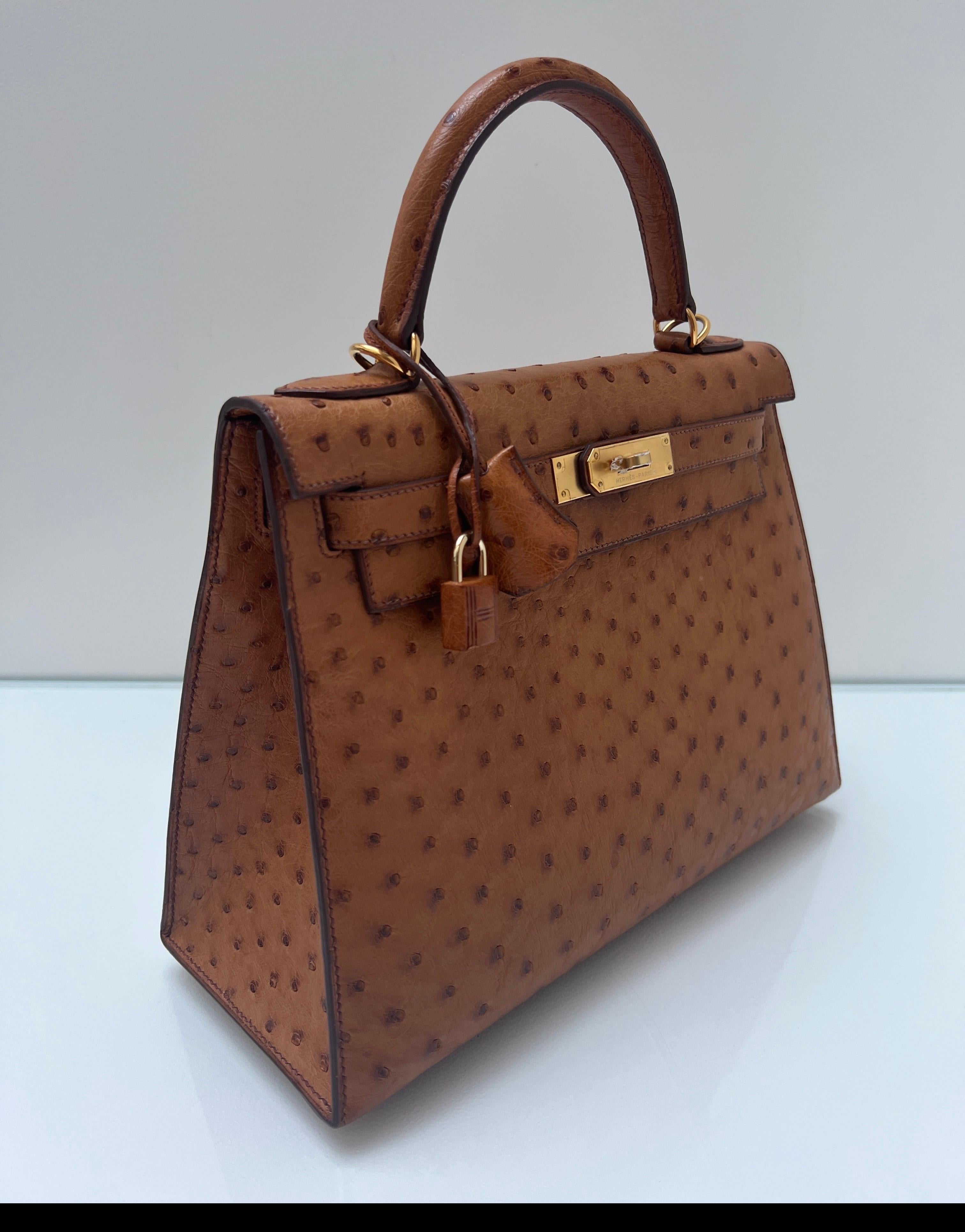 Marrone Borsa Kelly 28 in struzzo oro di Hermes in vendita