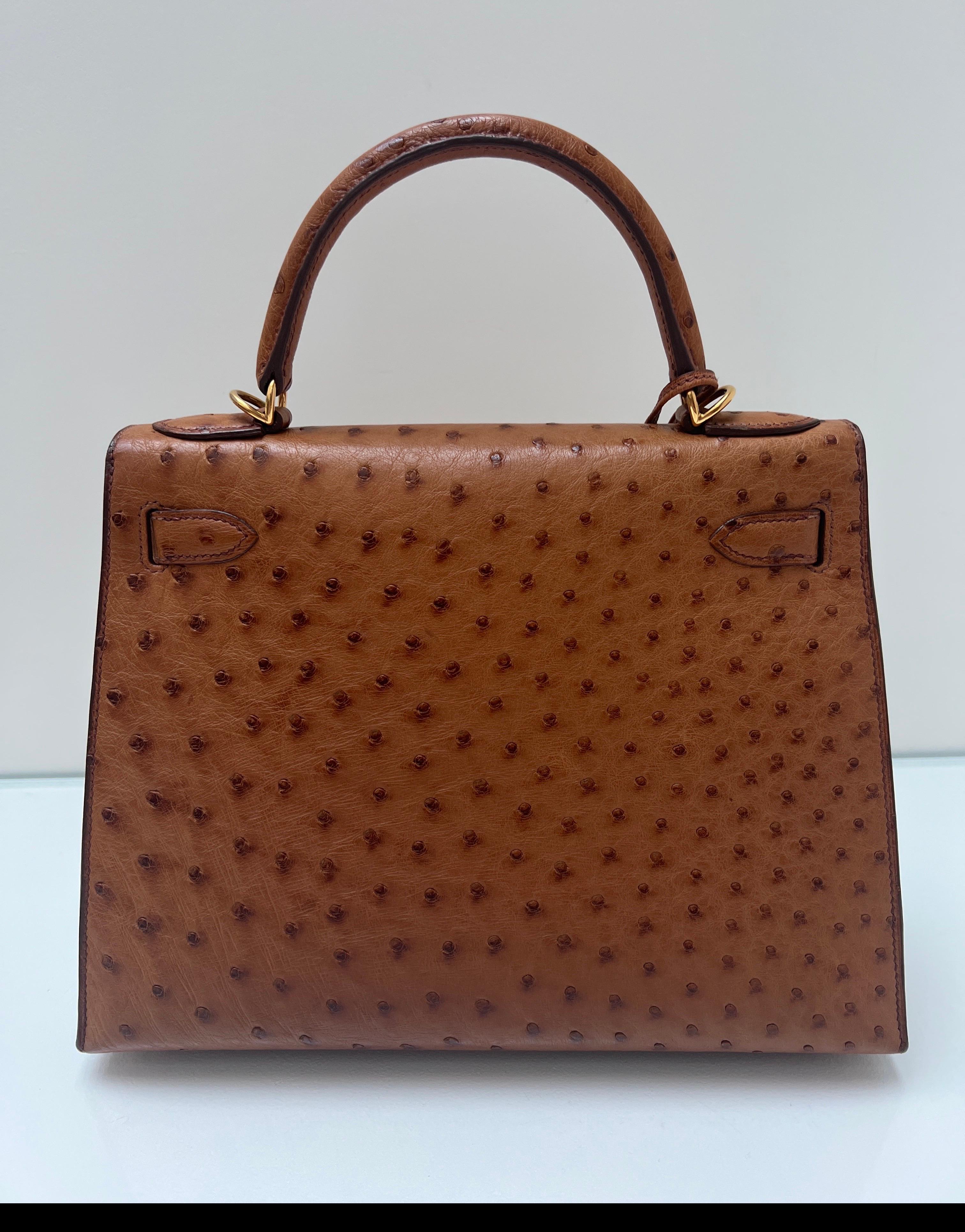 da uomo o donna Borsa Kelly 28 in struzzo oro di Hermes in vendita