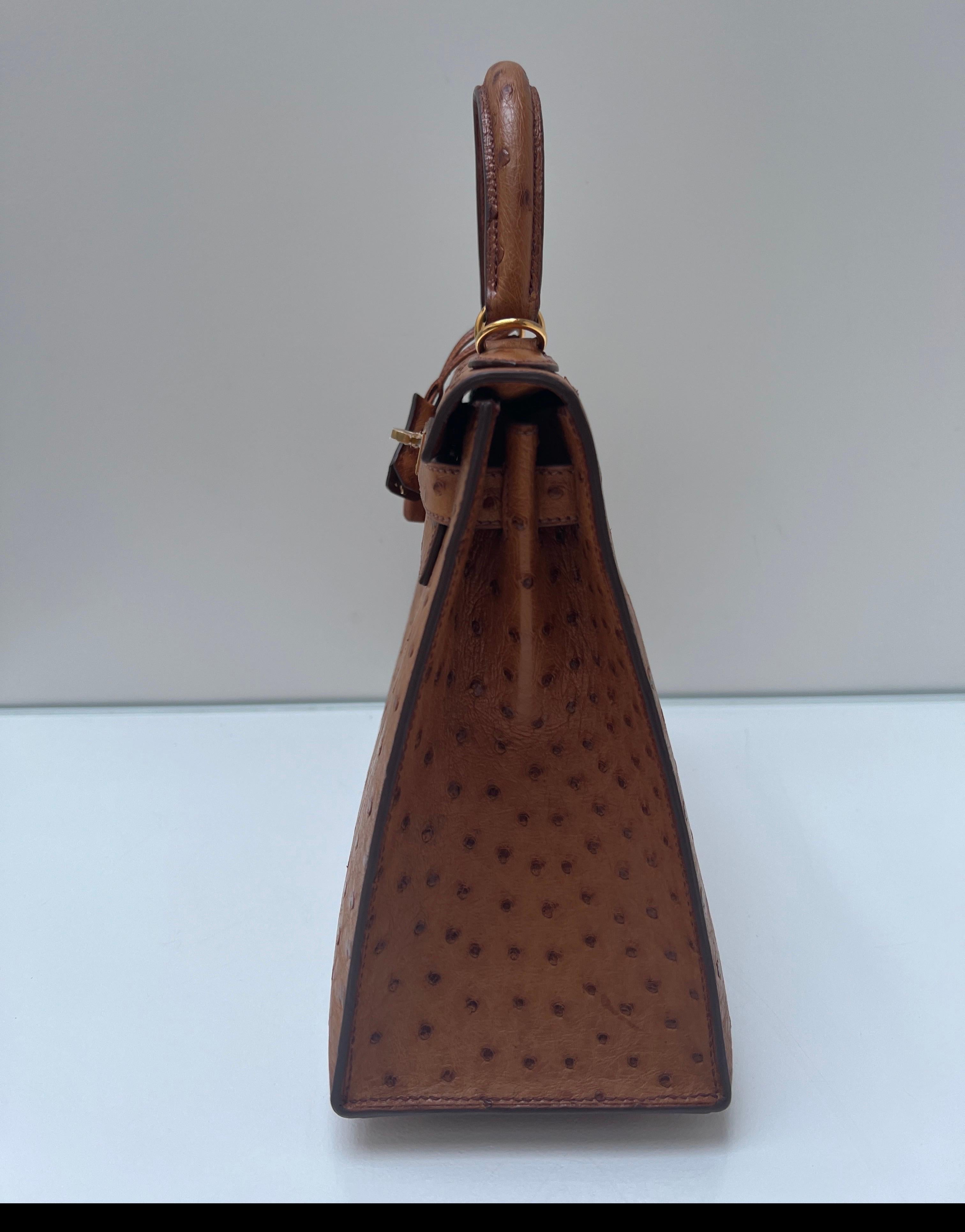 Borsa Kelly 28 in struzzo oro di Hermes in vendita 2