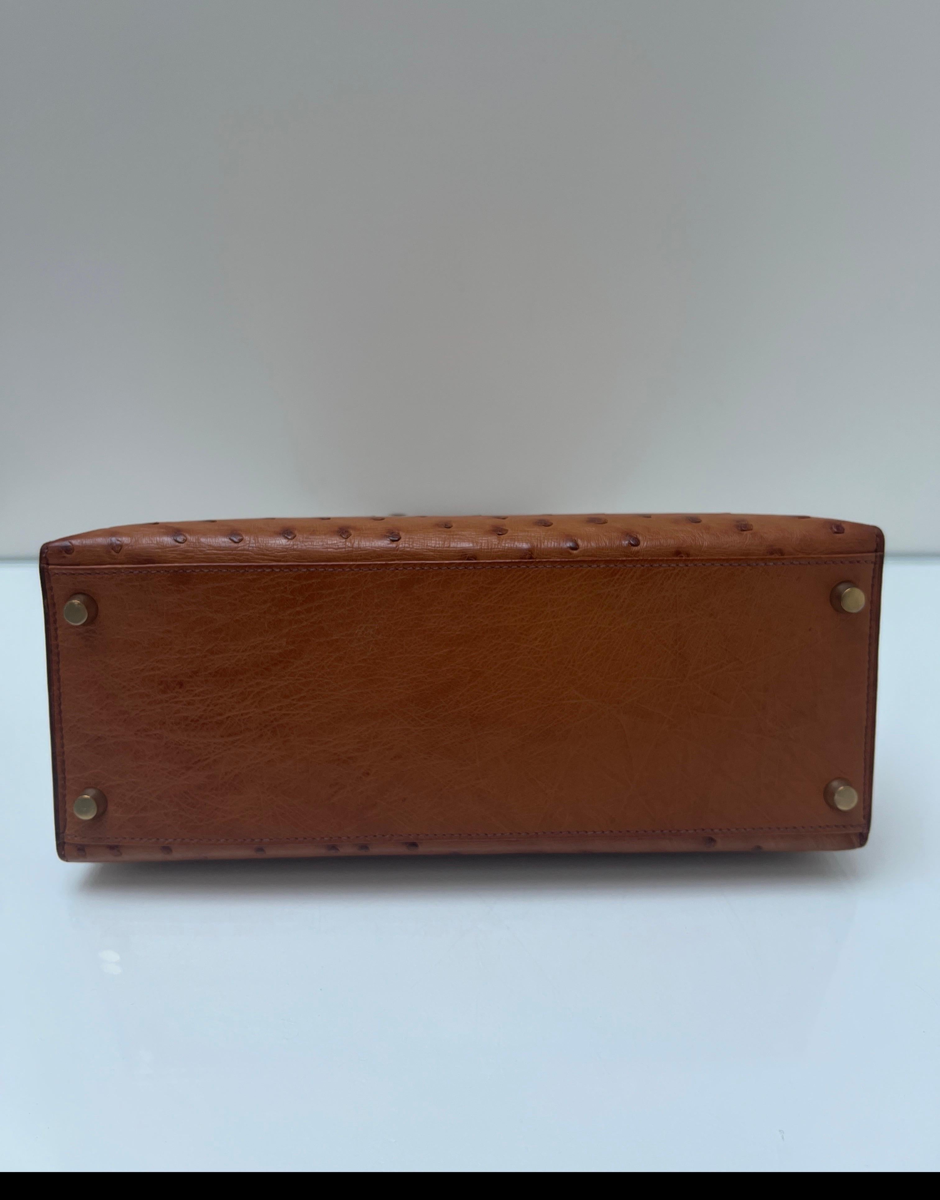 Borsa Kelly 28 in struzzo oro di Hermes in vendita 3