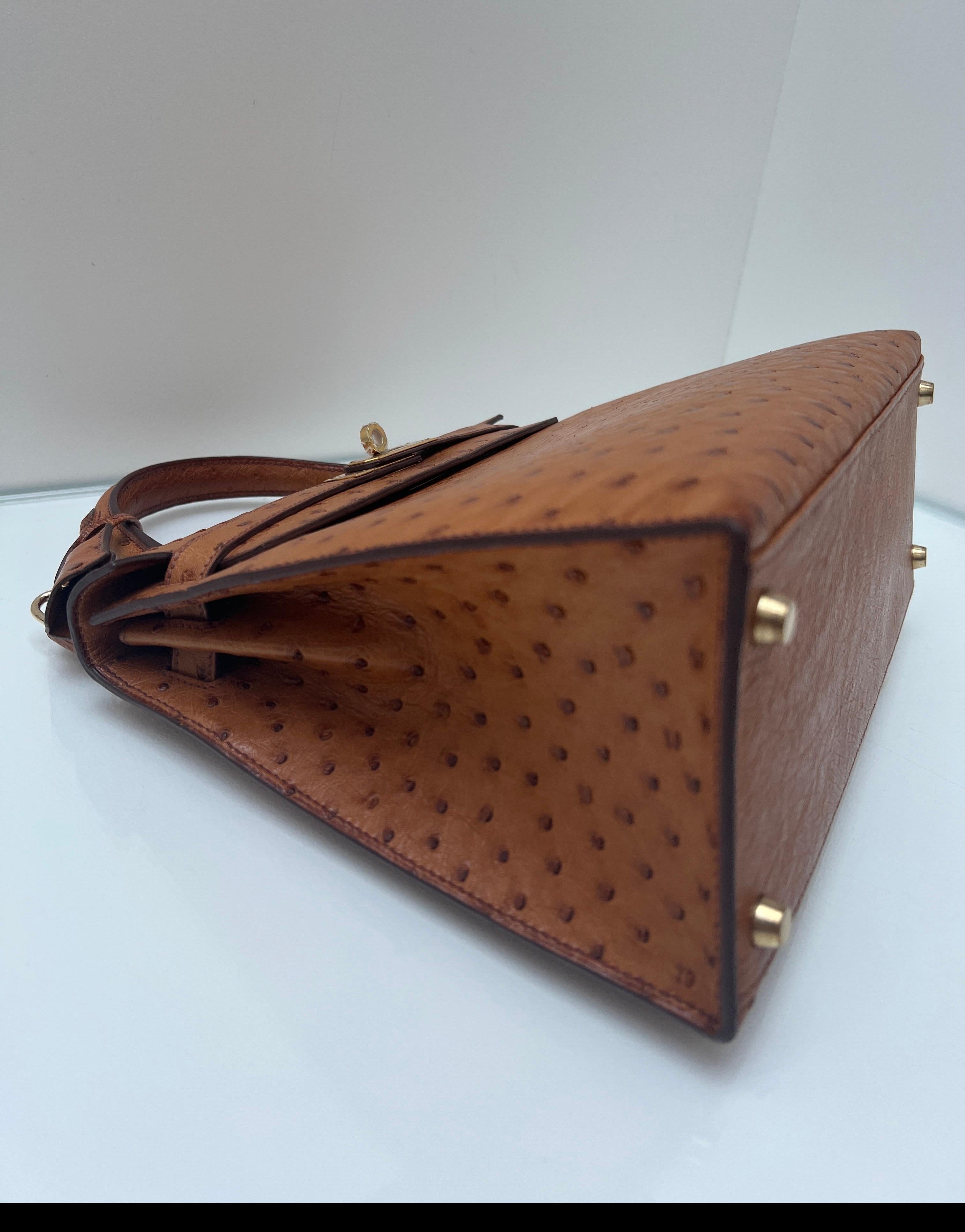 Borsa Kelly 28 in struzzo oro di Hermes in vendita 4