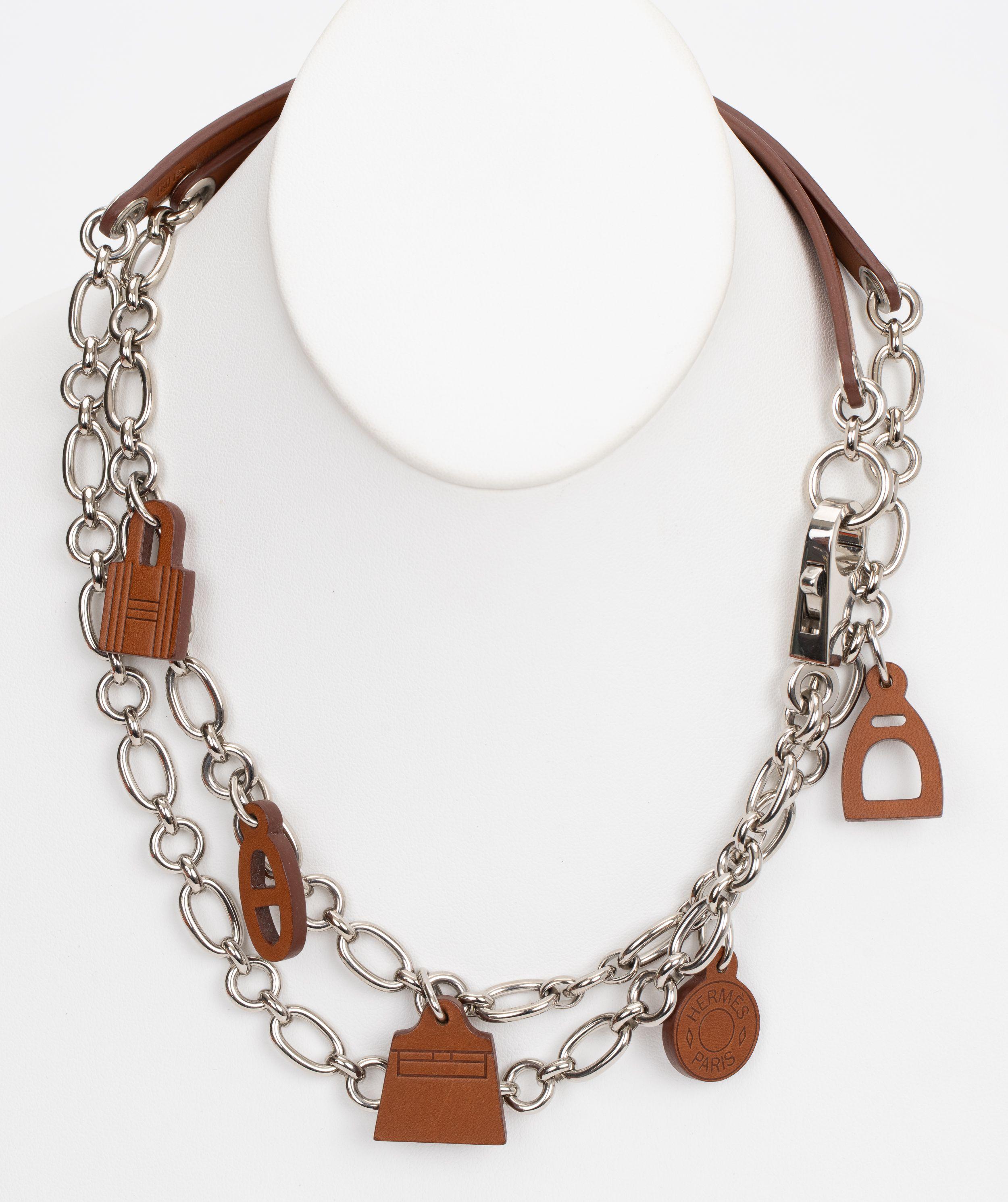 La ceinture Olga d'Hermès en cuir barénia doré et accessoires en palladium. C'est l'accessoire parfait pour votre tenue de jour comme de nuit. Peut être porté comme ceinture ou comme collier. Livré avec sa boîte d'origine.