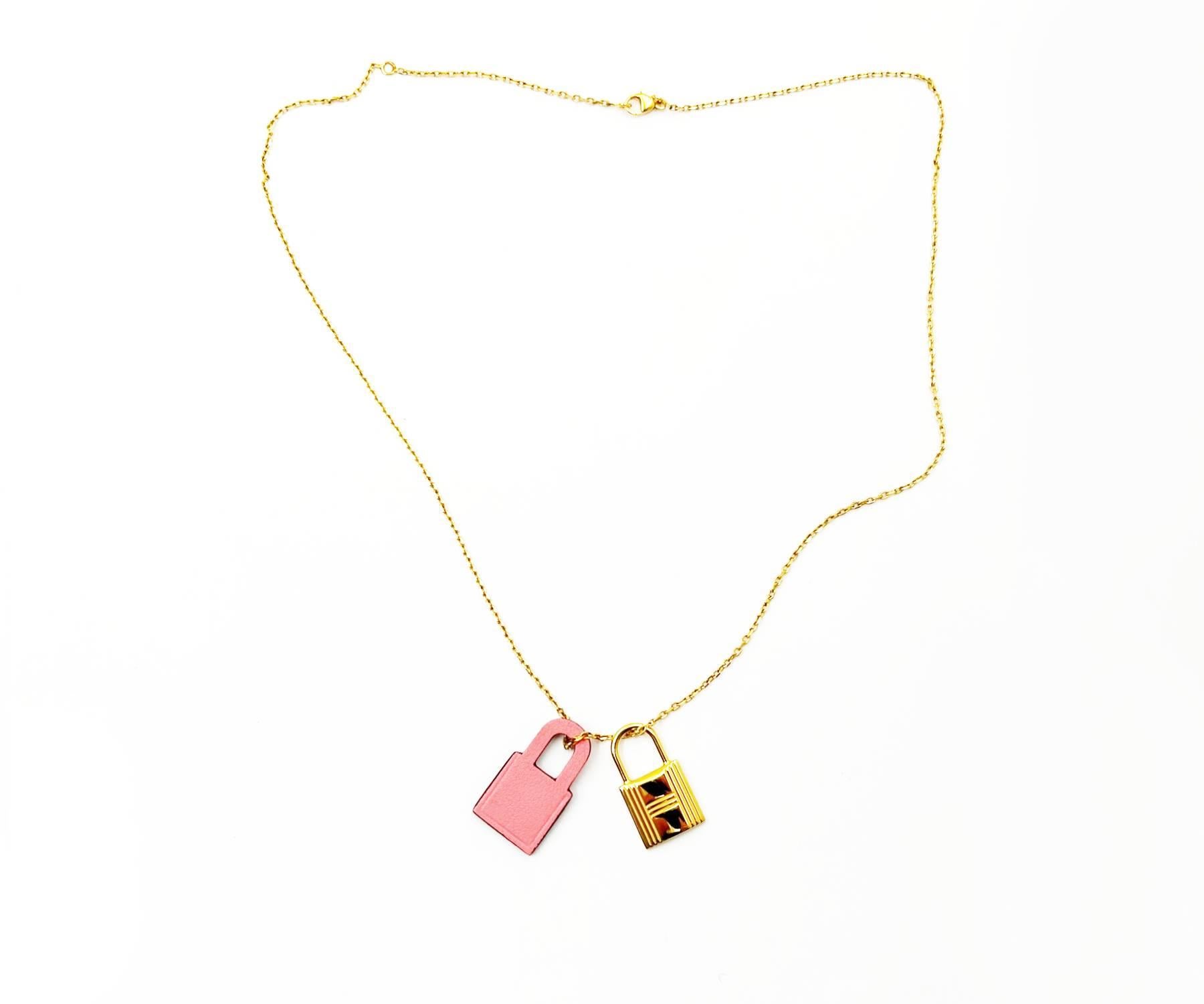 Hermes Gold Pink O Kelly Necklace

* Marked Hermes 
*D stamp/ 2019
* Made in France
*Comes with the original box, pouch and cards.

-It's approximately 19
