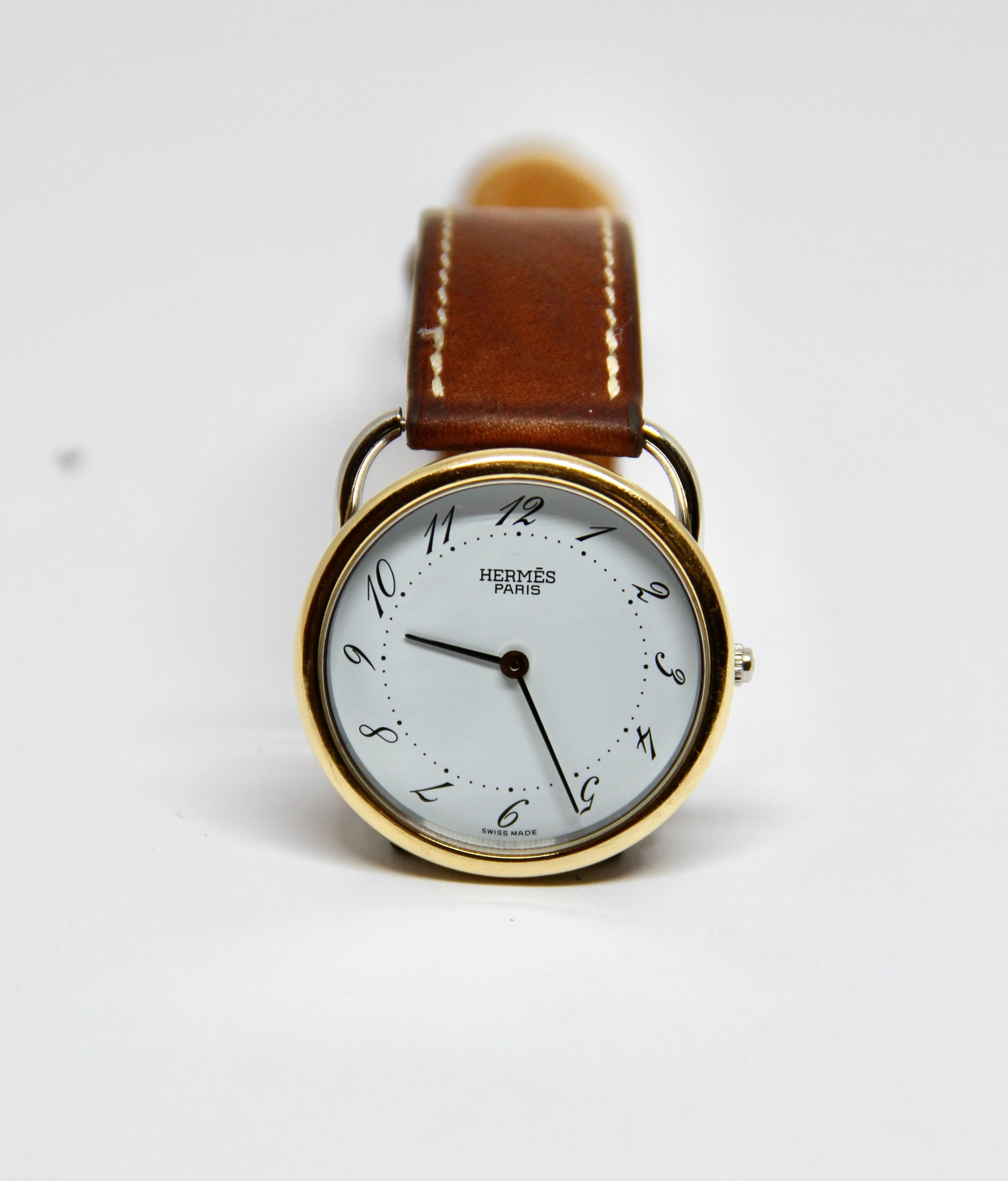 Classic from the house of Hermès, this timepiece is made of stainless steel with gold-plated case.
Beautiful craftsmanship on the leather band made of one of Hermès' iconic leather: 