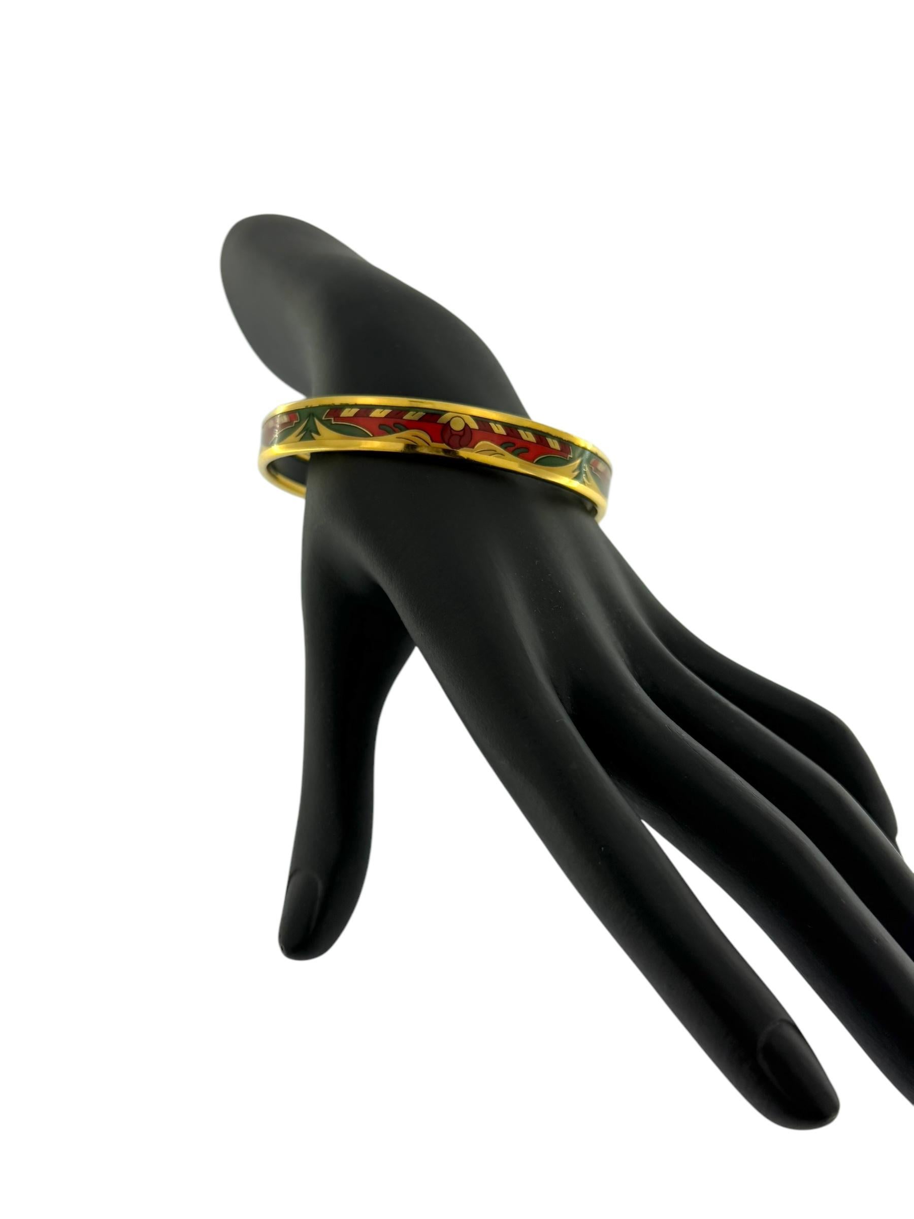 Taille : 20
Largeur : 1cm

Élevez votre collection de bijoux avec l'élégance intemporelle du bracelet Hermes plaqué or. Cette pièce exquise allie luxe et savoir-faire, avec un élégant bracelet plaqué or orné d'émaux aux couleurs vibrantes, dans des