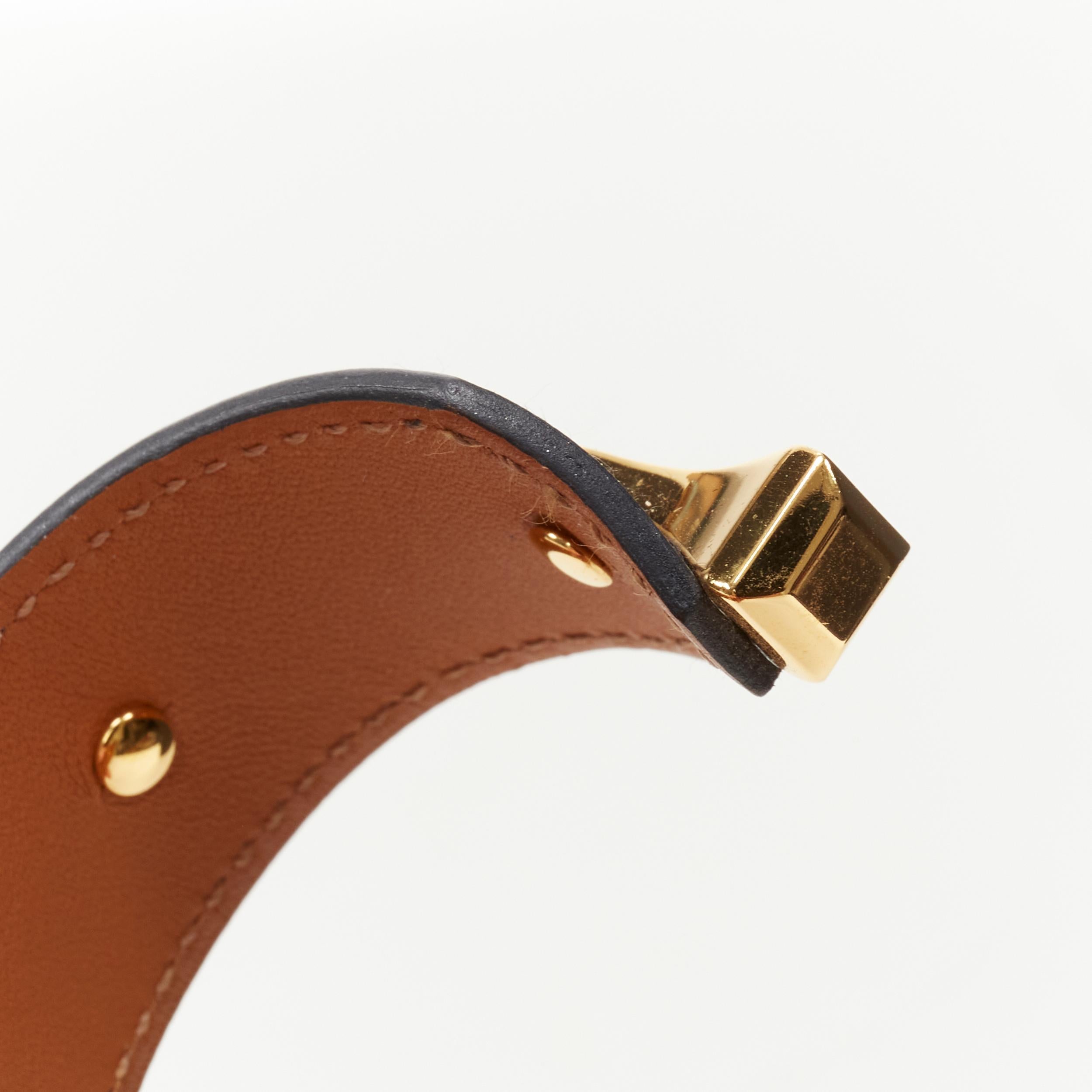 HERMES Minimal-Armband aus vergoldetem Messing und schwarzem Leder mit offener Manschette Damen im Angebot