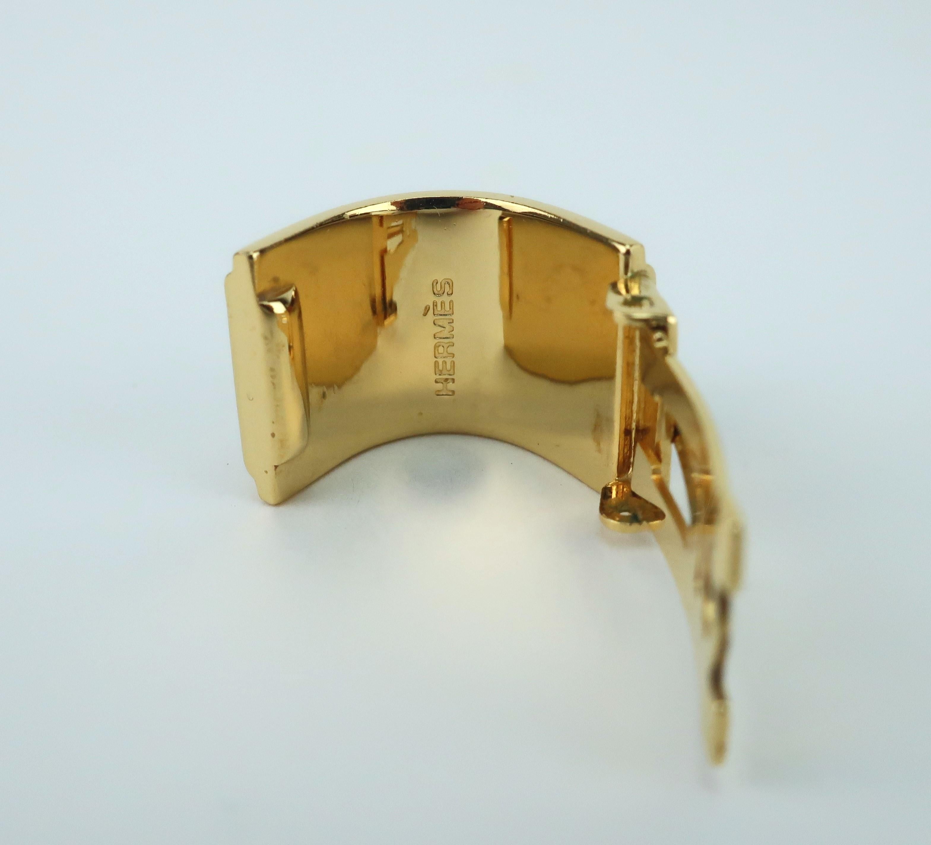 HERMES - Boucles d'oreilles à pince en plaqué or et émail en vente 5