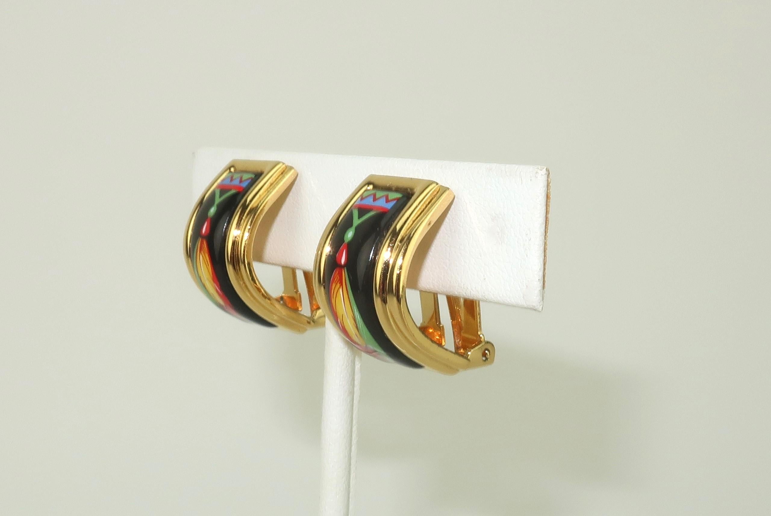 HERMES - Boucles d'oreilles à pince en plaqué or et émail en vente 2