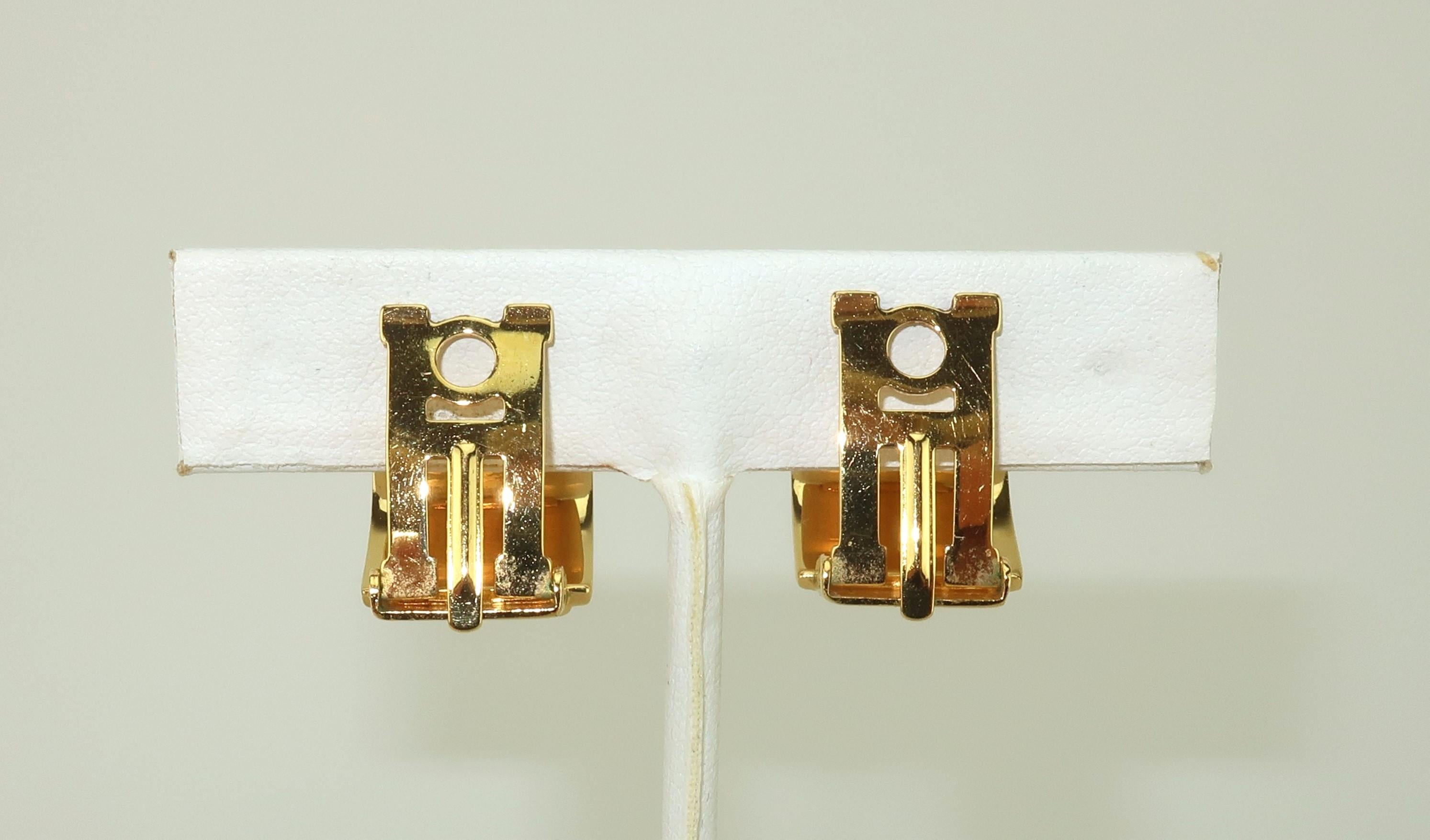 HERMES - Boucles d'oreilles à pince en plaqué or et émail en vente 3