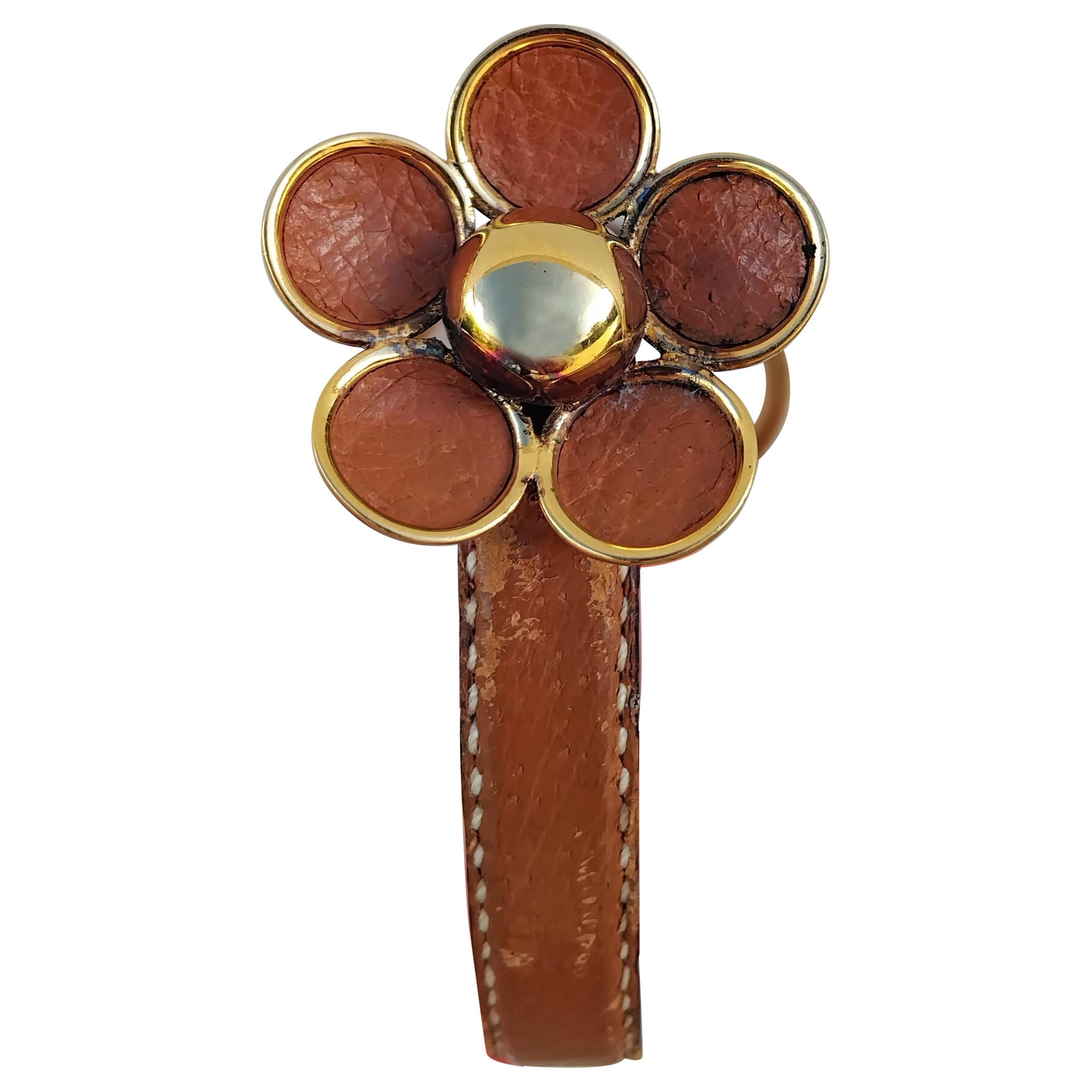 Hermès Pulsera de cuero dorado FLORA en venta 9