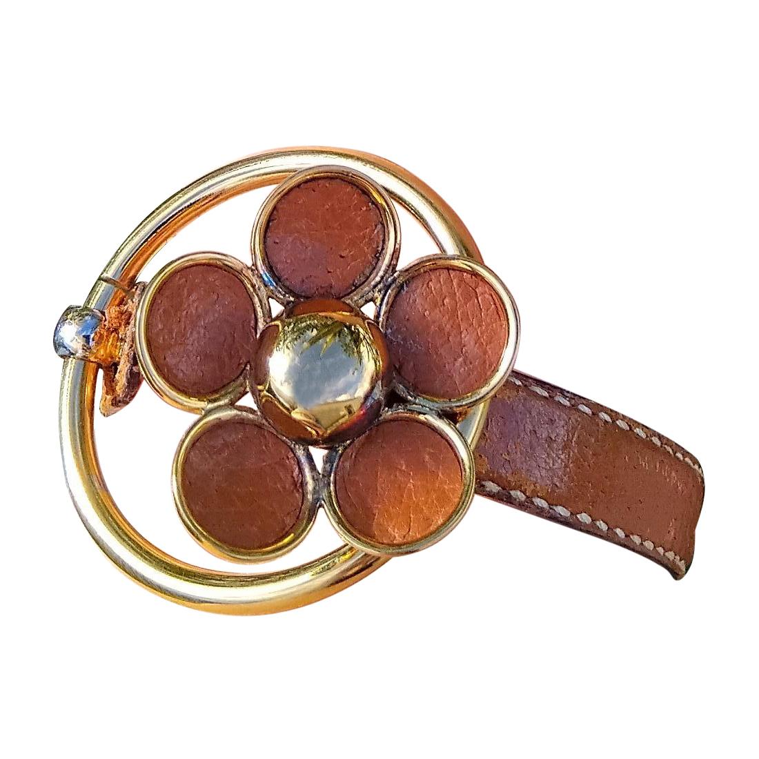 Excepcional Pulsera Hermès auténtica

Probablemente uno de los brazaletes Hermès más raros

Hecho con un cordón de cuero que termina en un lazo en un extremo y una flor en el otro. Se cierra pasando la flor por el lazo.

De plata (sello del