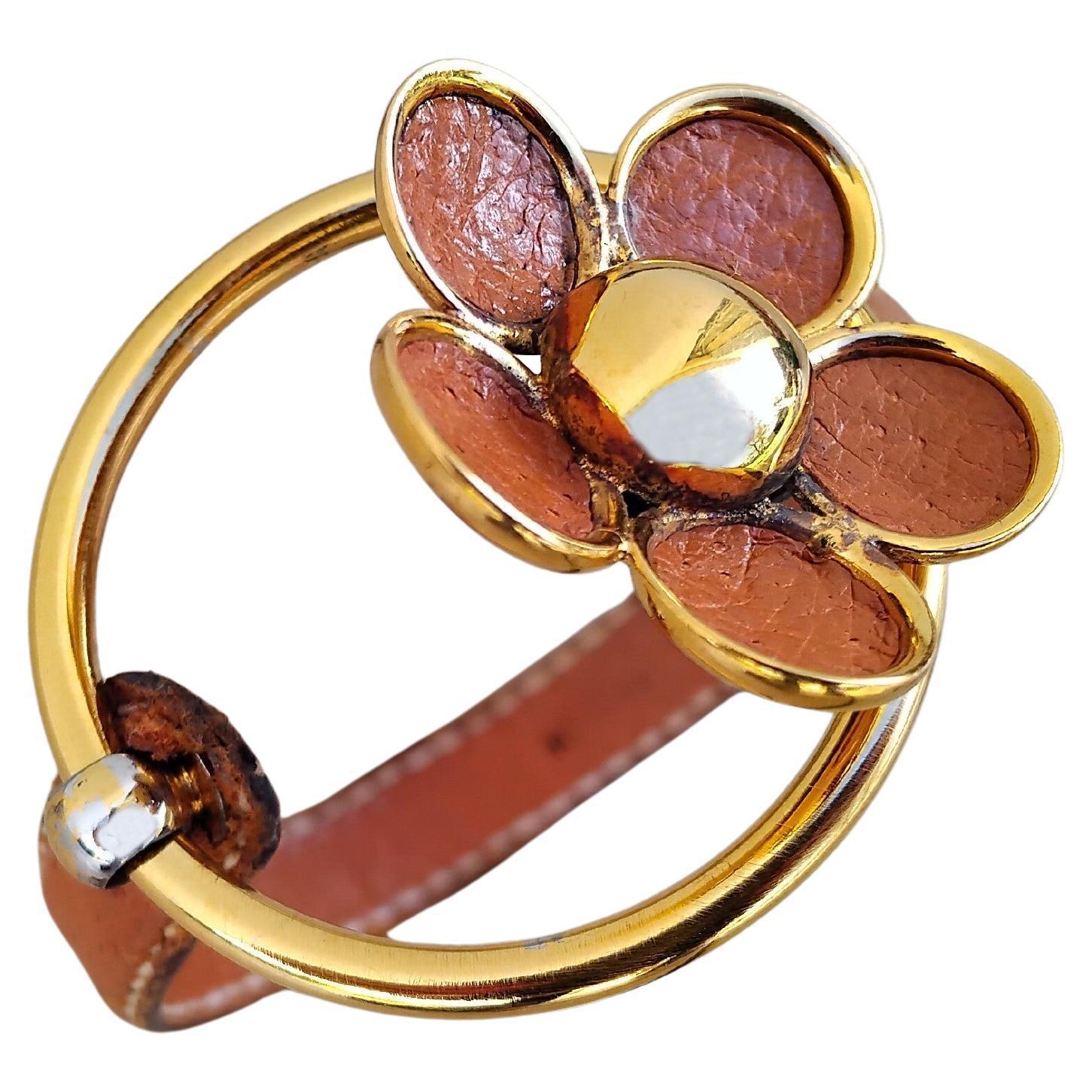 Hermès Pulsera de cuero dorado FLORA en venta 5