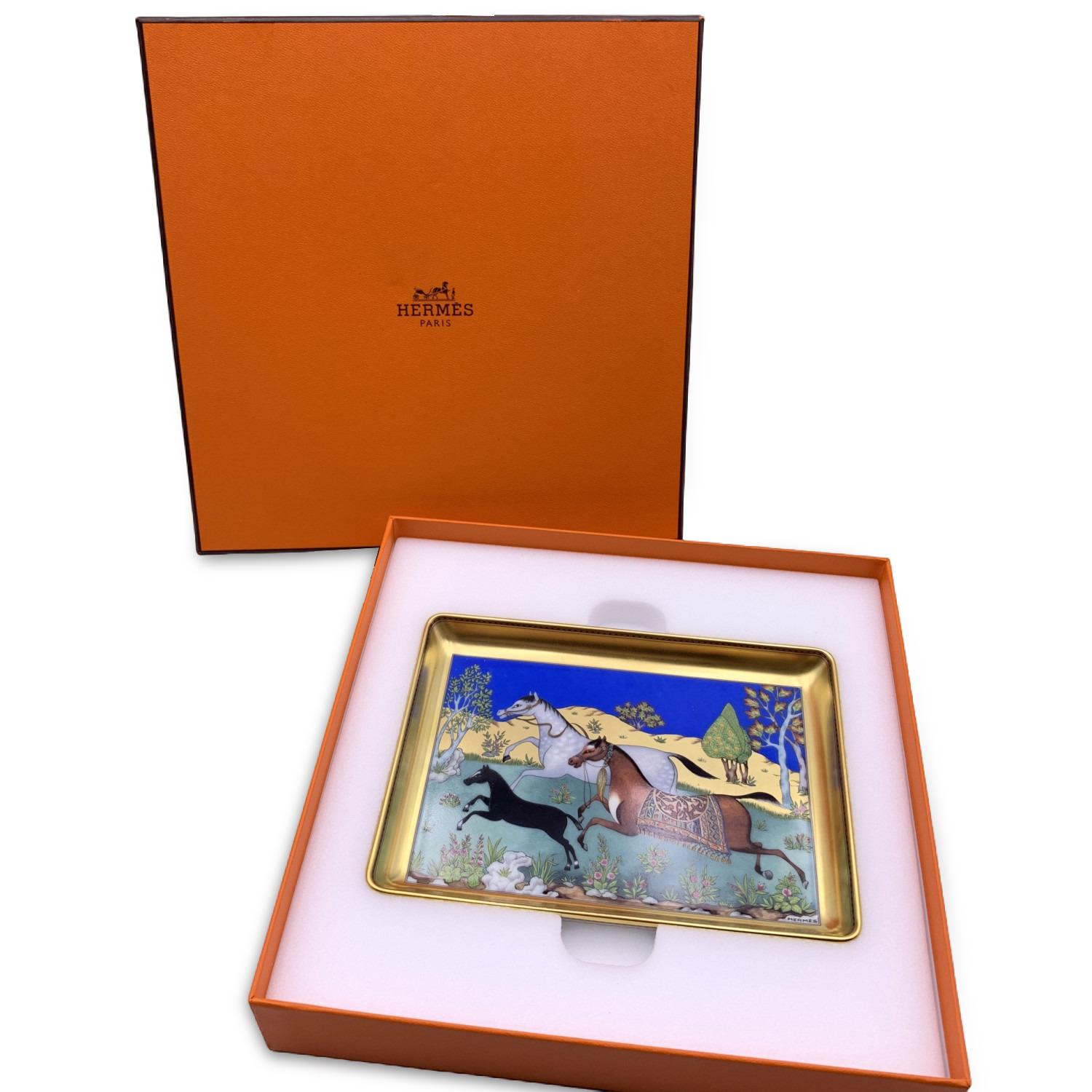 Beuatiful Hermes 'Cheval D'Orient' Sushi Plate/Tray. Small model. White porcelain with beautiful horses design inspired by Persian art. Gold border. Marked with 'Hermes Porcelain Paris' and 'Made in France' writings on the bottom.
