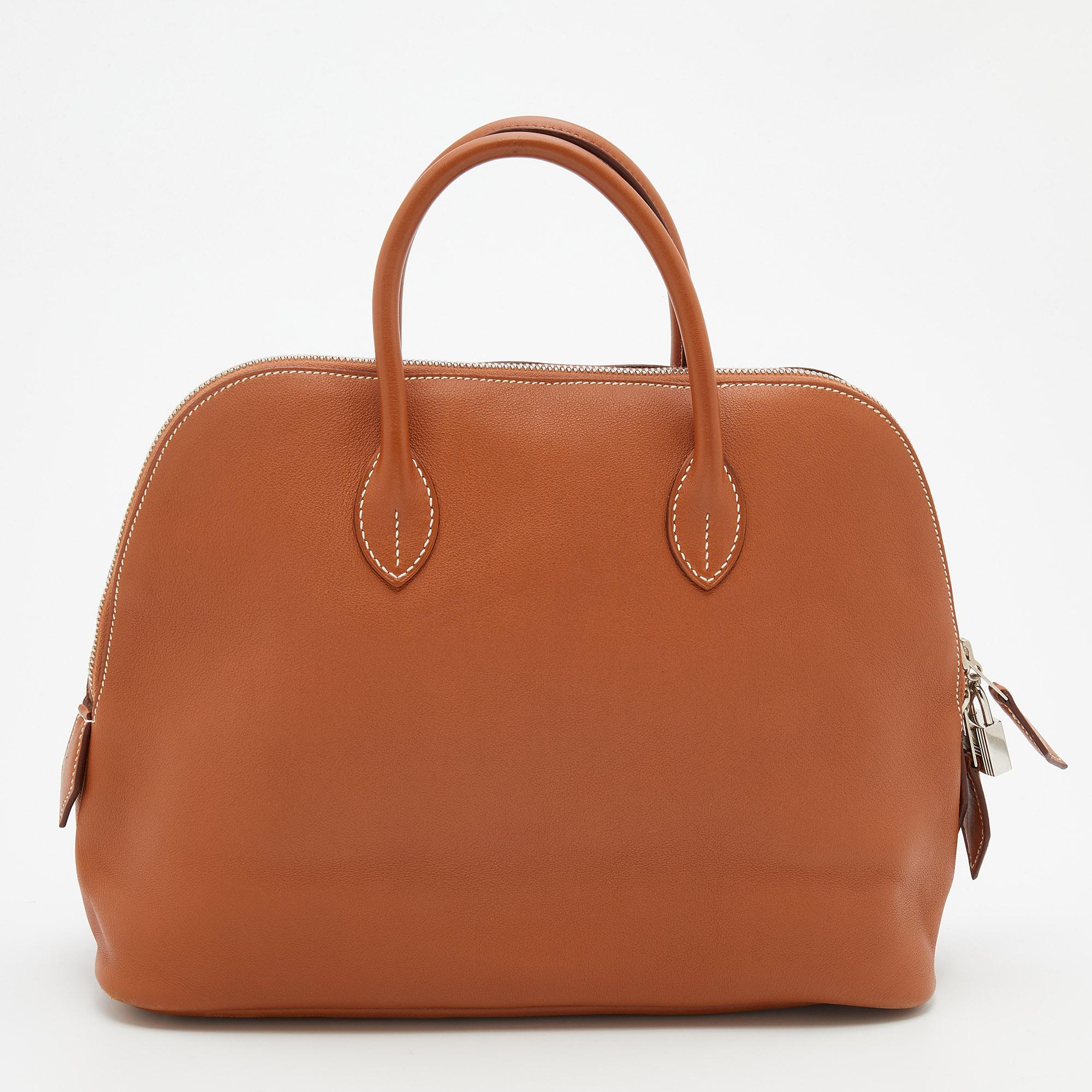 Luxuriously crafted by the experts at Hermès, this stunning Bolide 1923 bag is a must-have accessory for fashion lovers. An apt everyday wear bag, it is the perfect combination of sophistication and practicality. Crafted from Swift leather, this bag