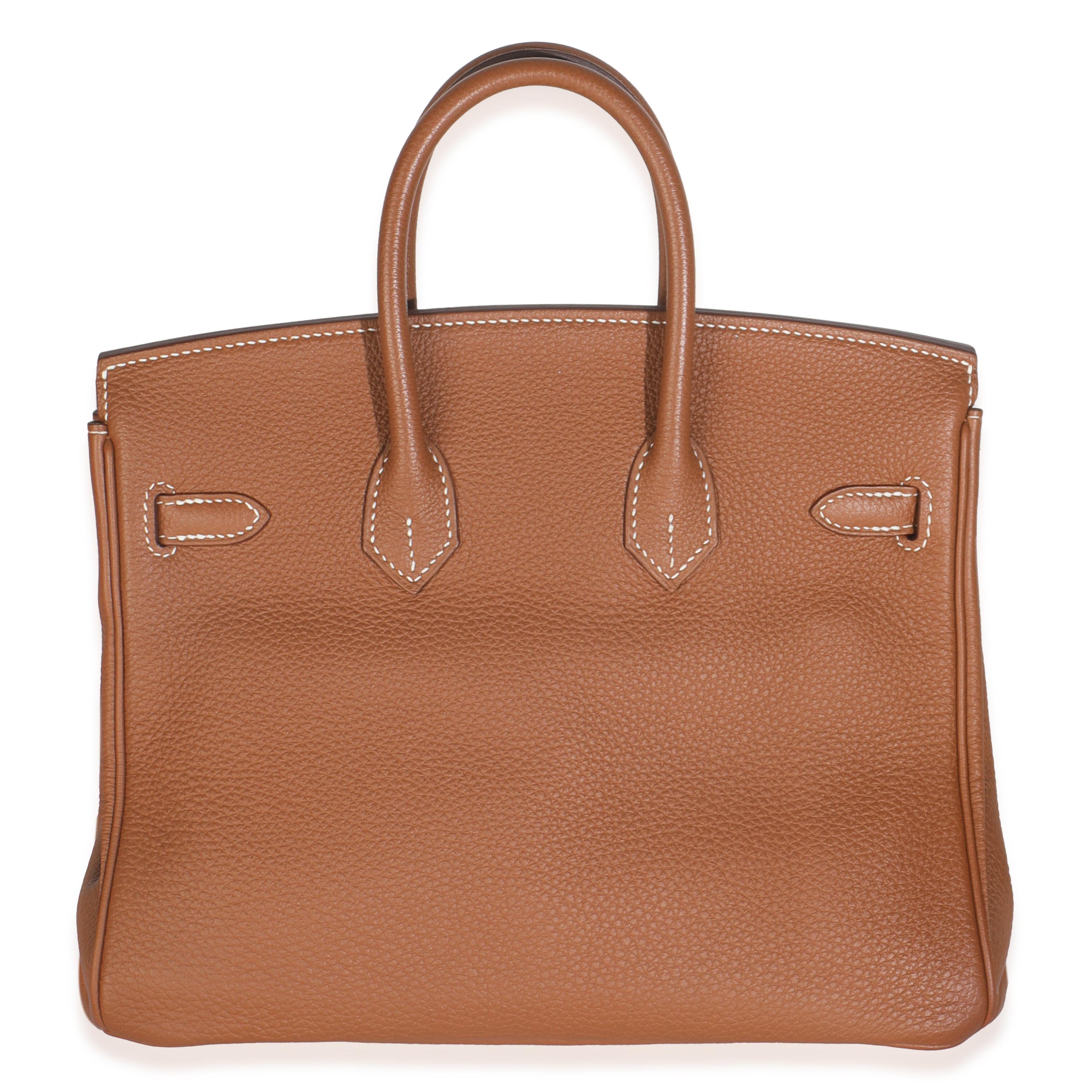 Titel der Auflistung: Hermès Gold Togo Birkin 25 GHW
SKU: M148986
Zustand: Gebraucht 
Beschreibung des Zustands: Die schwer fassbare Birkin Bag von Hermès wurde entworfen, nachdem der damalige künstlerische Leiter Jean-Louis Dumas auf einem Flug von