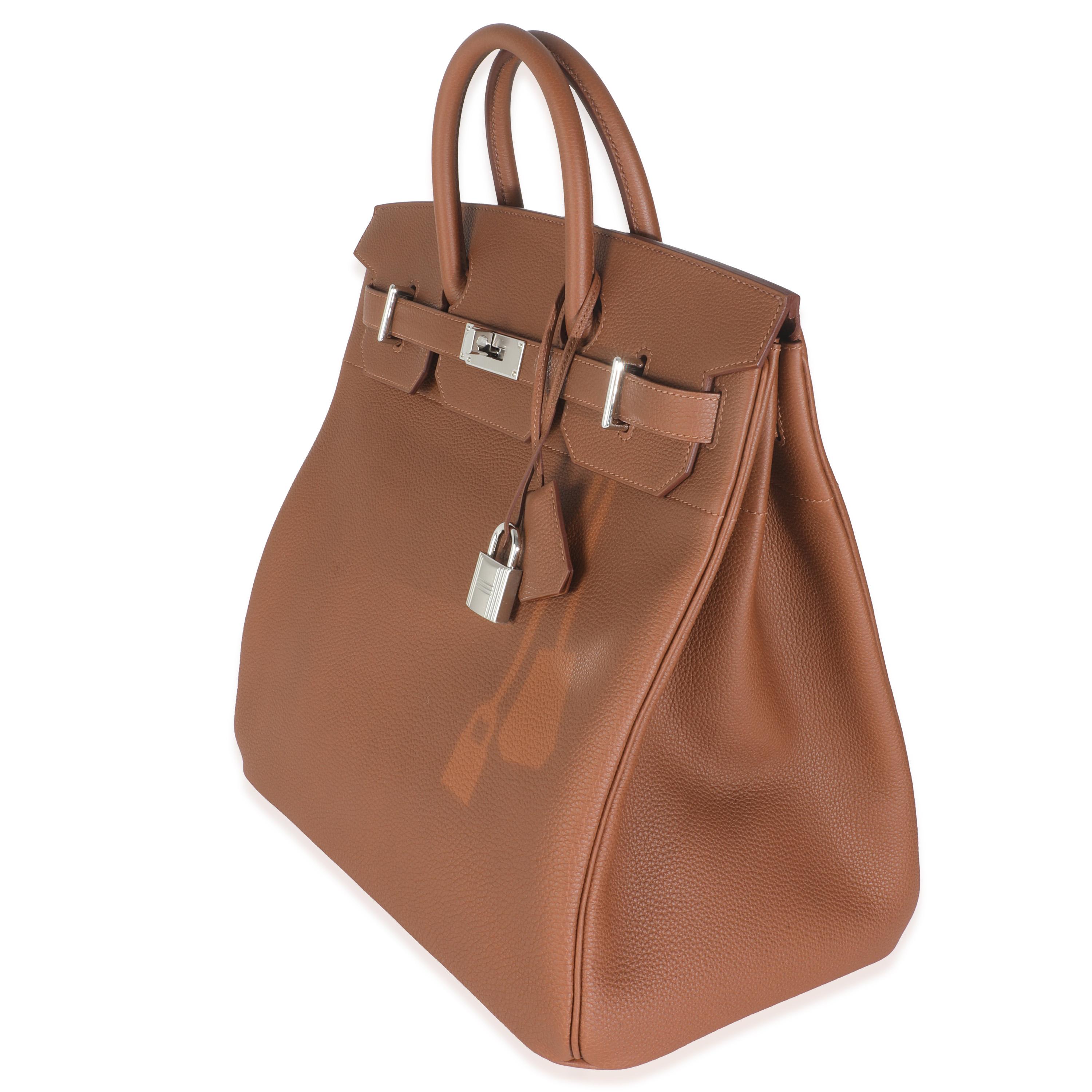 Titolo: Hermès Oro Togo Coup De Soleil HAC Birkin 40 PHW
SKU: M145720
Condizioni: Usato 
Descrizione delle condizioni: L'inafferrabile borsa Birkin di Hermès è stata disegnata dopo che l'allora direttore artistico, Jean-Louis Dumas, era seduto