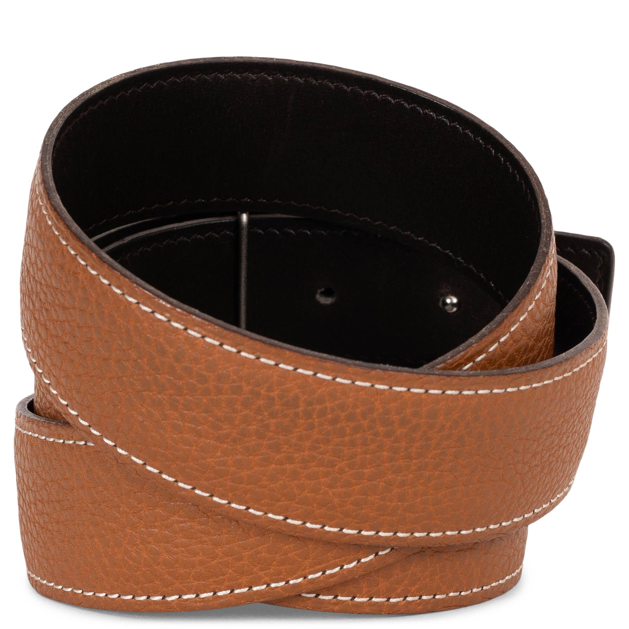Este cinturón reversible Hermès 100% auténtico de 32 mm en piel Veau Togo dorada (camel) y piel Veau Box marrón oscuro (Marron Foncé) hace gala de una versatilidad atemporal. Acabado con una clásica hebilla en forma de H en paladio brillante, ofrece