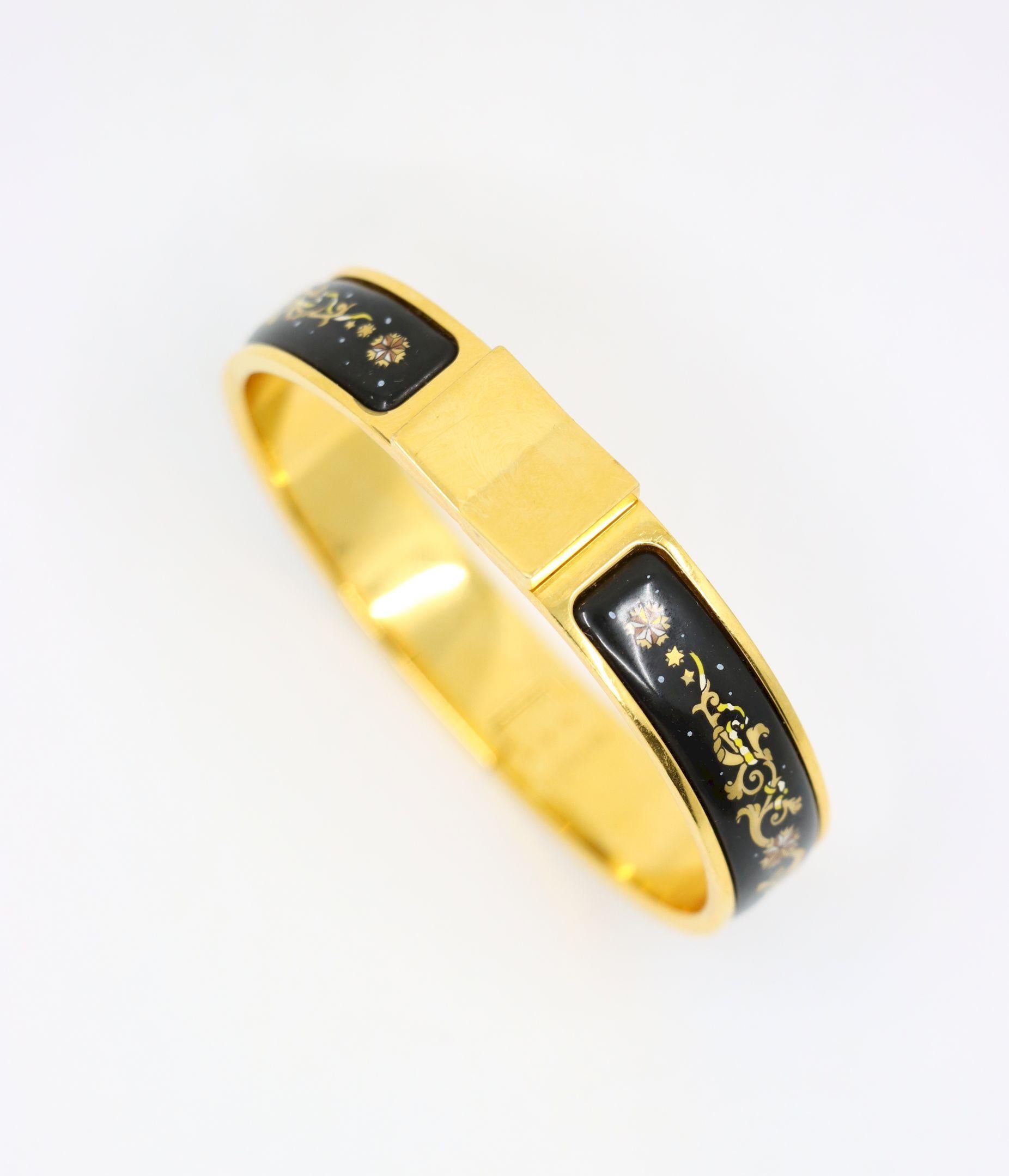 Hermes - Bracelet en émail à motifs dorés

Marqué :
HERMES

Dimensions approximatives :
15,7 (circonférence)
1,1 cm (largeur)
Poids : 32 grammes.