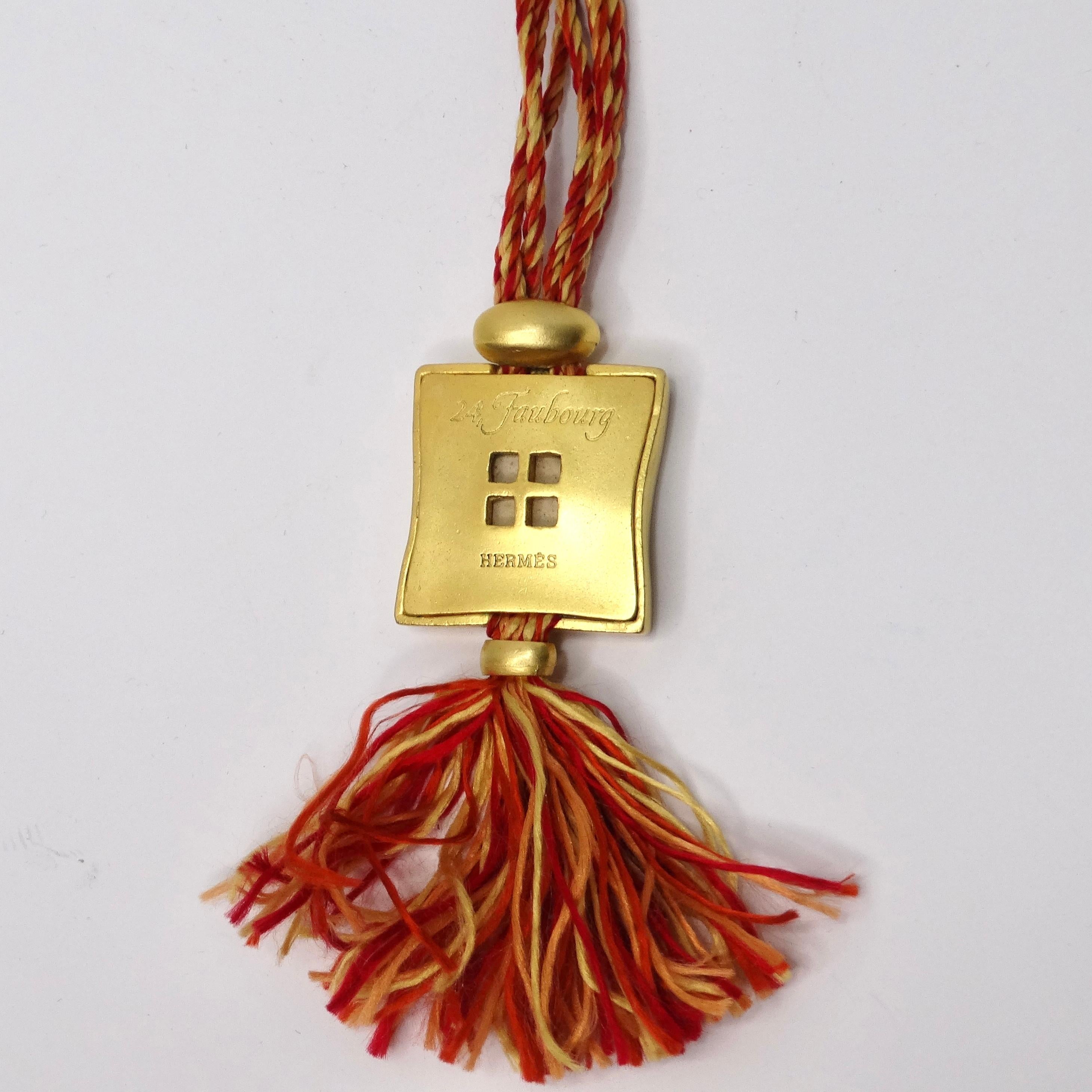 Hermes Gold Tone Anhänger auf Seide Garn Akkord Halskette im Zustand „Gut“ im Angebot in Scottsdale, AZ