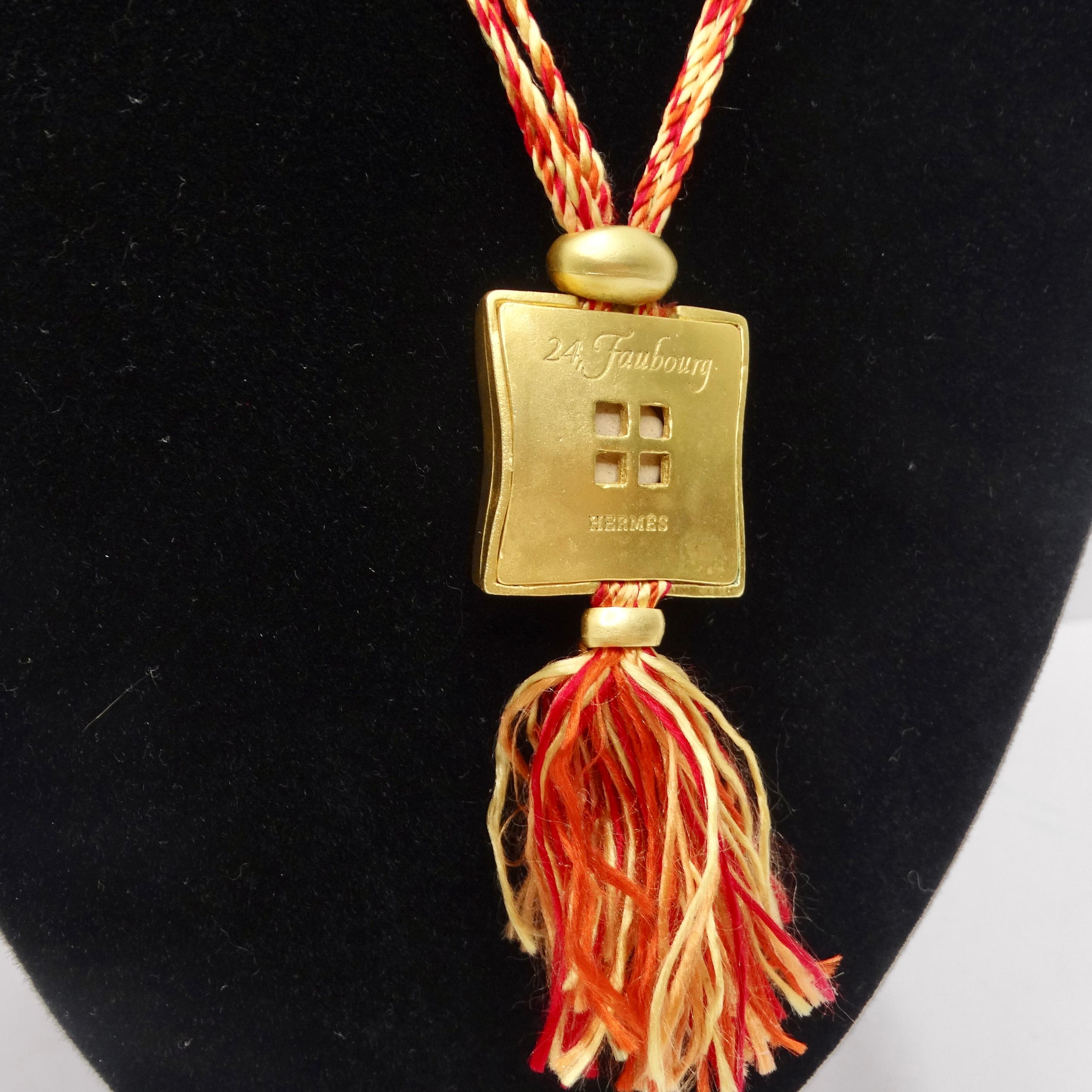 Hermes Gold Tone Anhänger auf Seide Garn Akkord Halskette Damen im Angebot