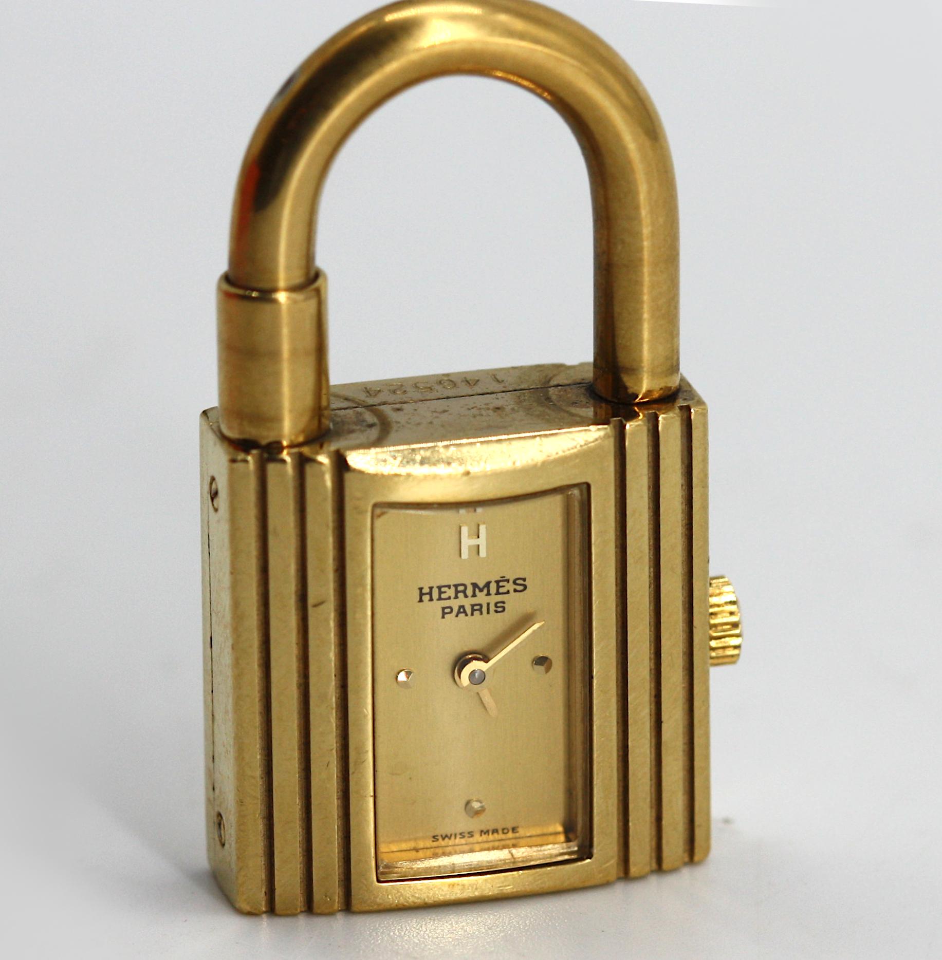 Colgante reloj bolso Kelly dorado Hermes en venta 1
