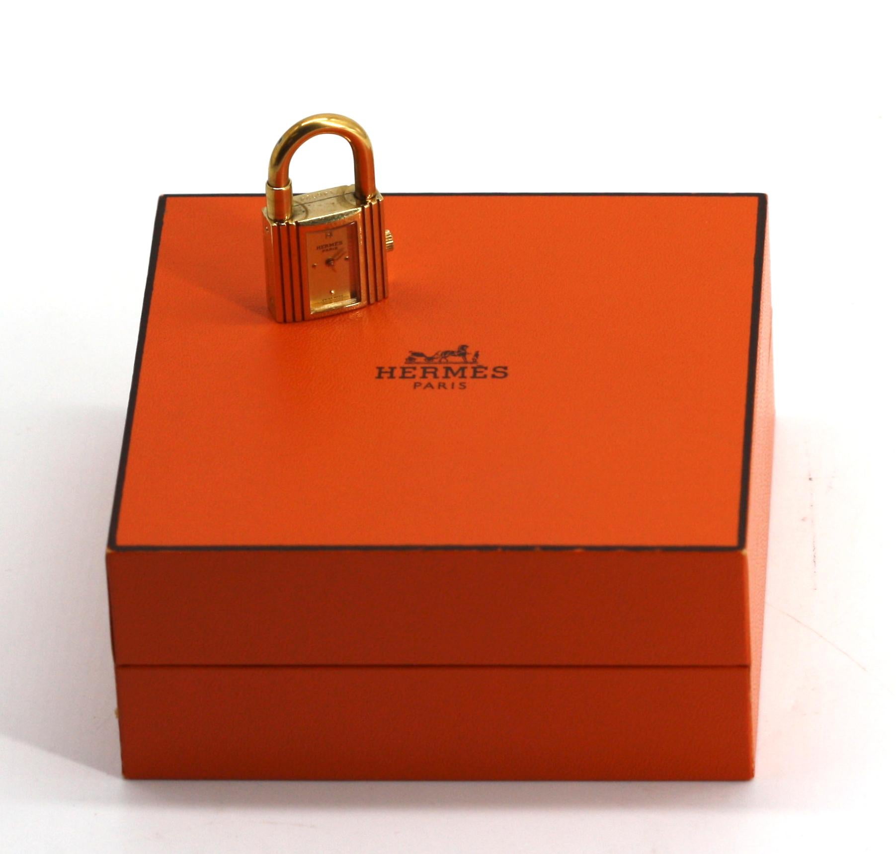 Colgante reloj bolso Kelly dorado Hermes en venta 2