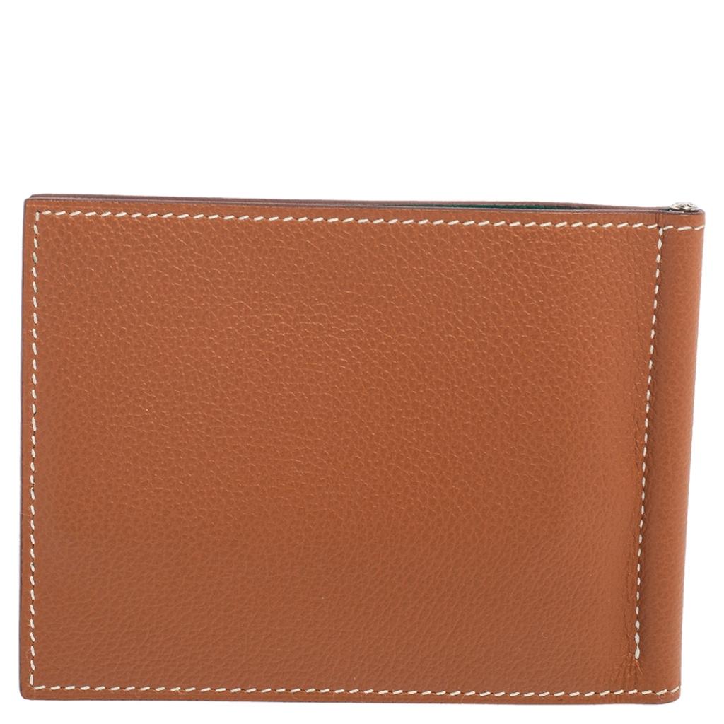 The poker compact wallet by Hermes in gold and Vert Vertigo Evercolor leather brings a luxurious appeal and high quality. The wallet has 6 slots for your cards and a metal clip for your bills.

Includes: Original Box