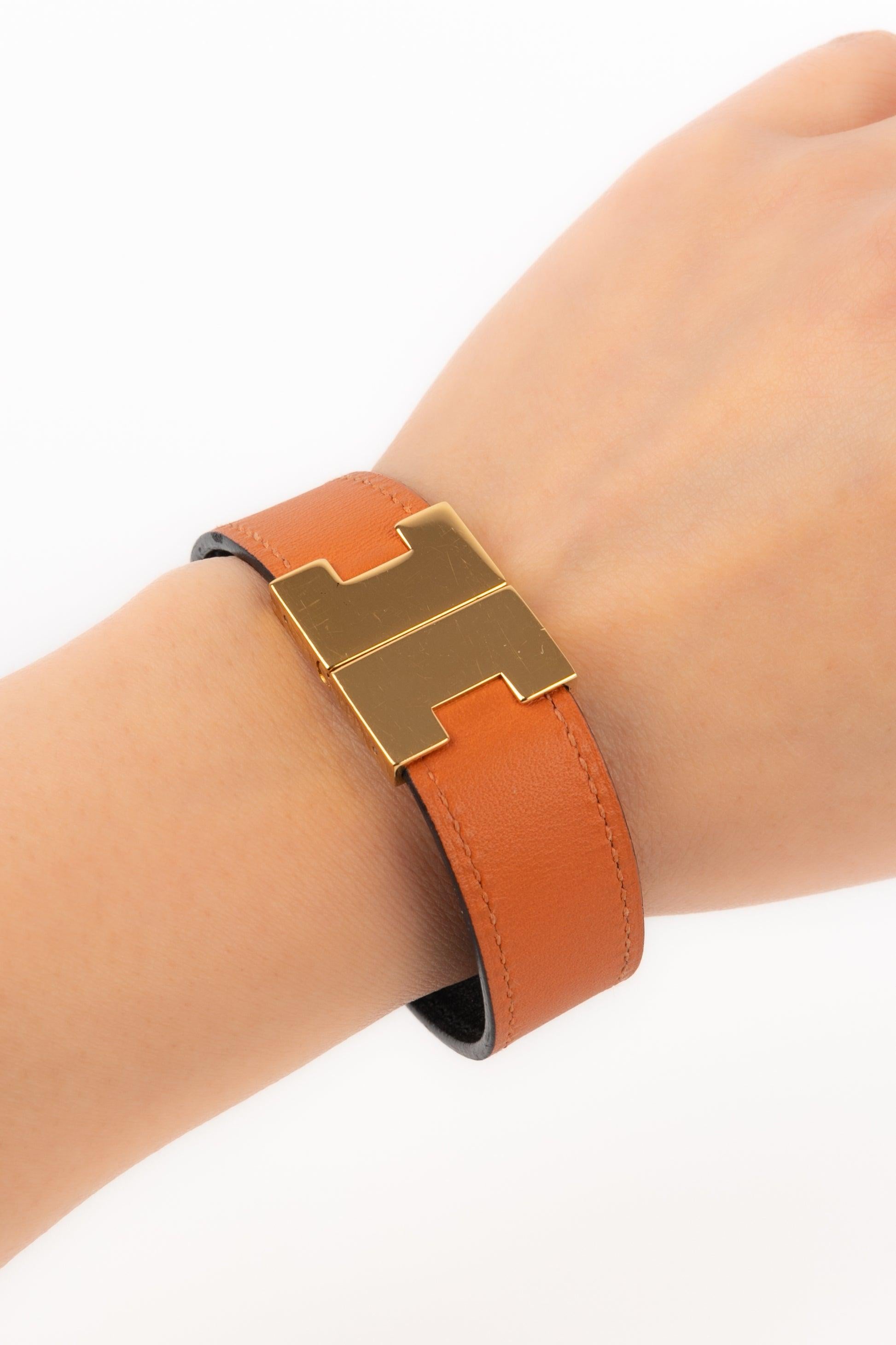Hermès - (Made in France) Golden metal bracelet with two-tone leather.

Additional information:
Condition: Very good condition
Dimensions: Length: 18.5 cm

Seller Reference: BRA101