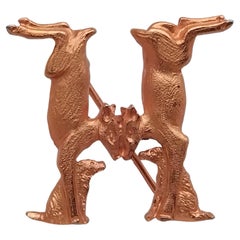 Spilla Hermès in metallo dorato H. H. e cani che formano un alfabeto H. III