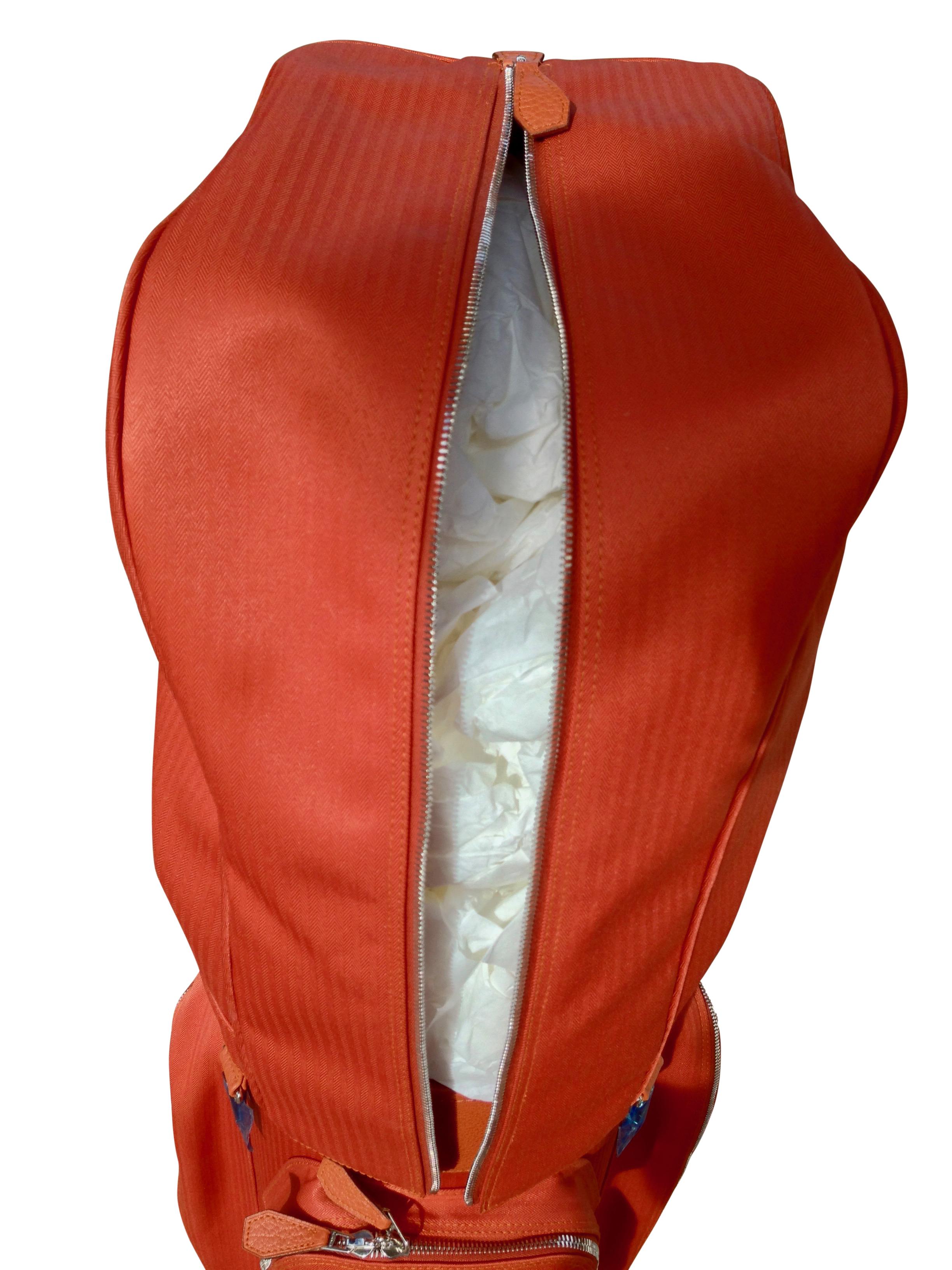 Hermes Golf Bag Limited Edition Tangerine Color Buffalo Leather, Made in France In Excellent Condition For Sale In Petaluma, CA