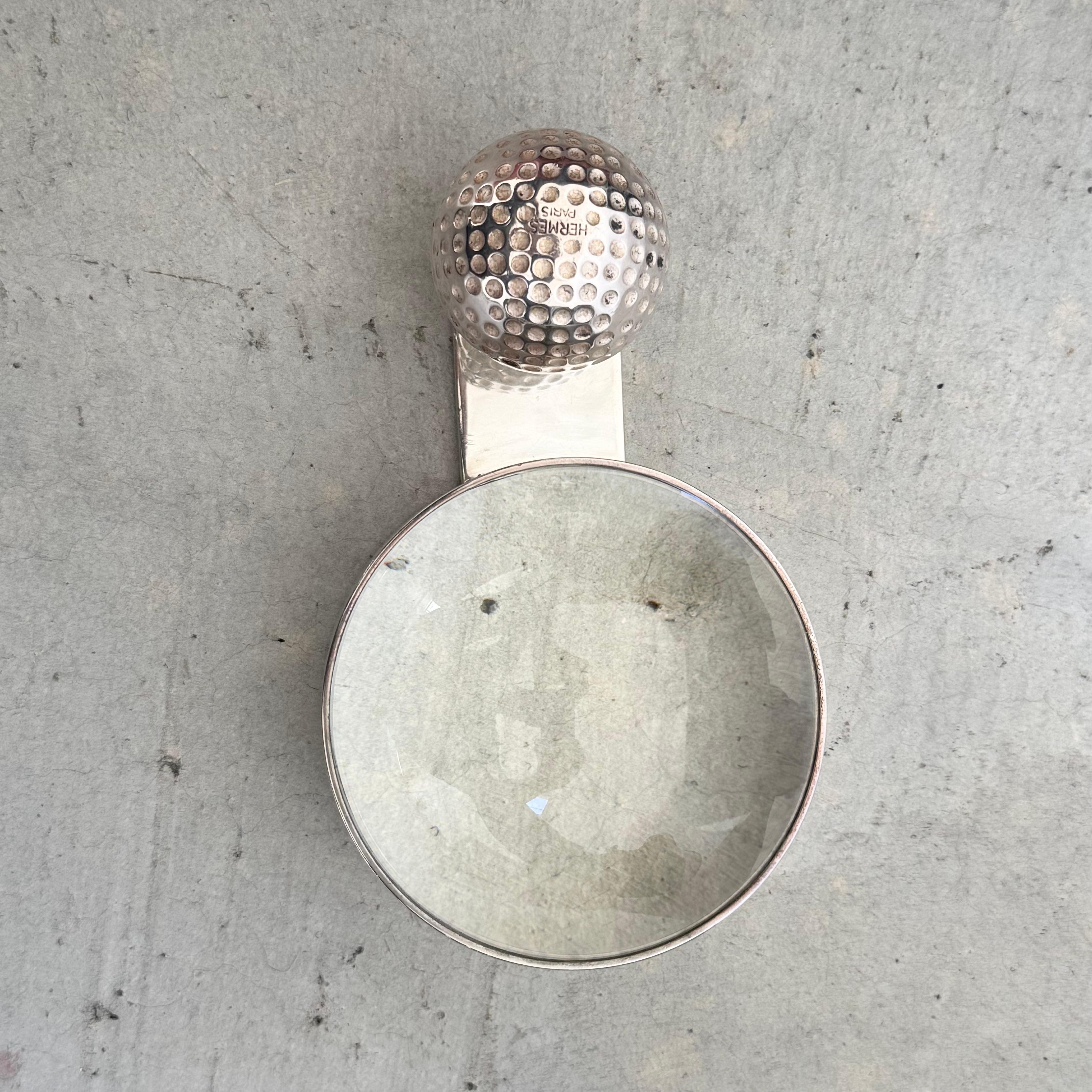 Dieses Vintage Hermes Vergrößerungsglas / Lupe ist eine schöne Persönlichkeit Stück, das ideal für einen Golf-Liebhaber oder Vintage Hermes Sammler ist. Eine große Glaskuppel gleitet über das Papier und vergrößert den Text zum Lesen. Der Griff ist