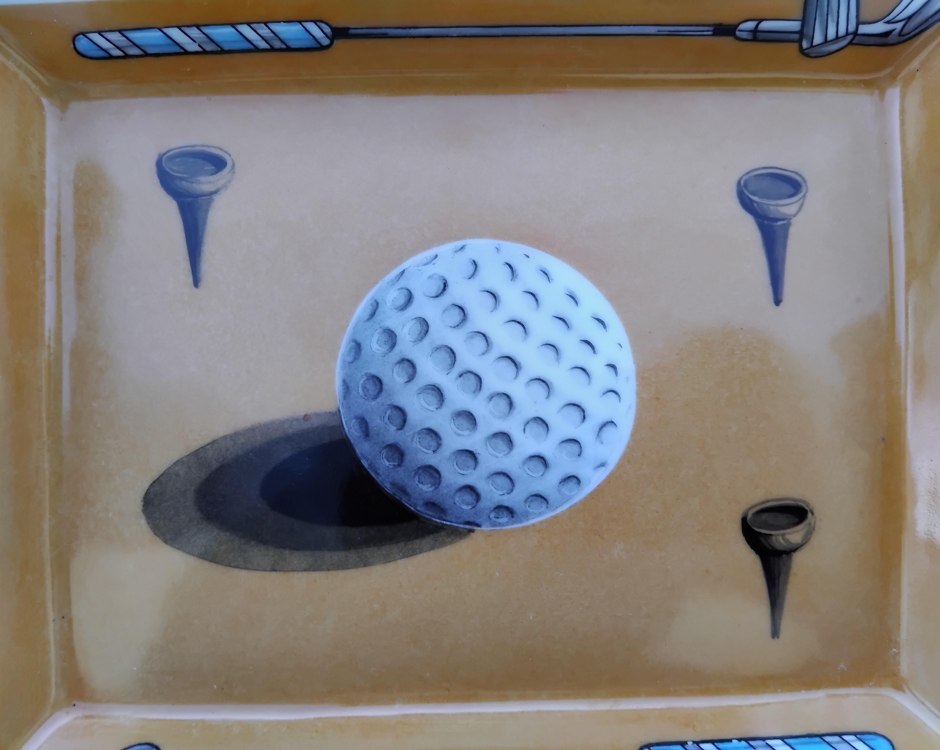 Rare et beau cendrier Hermès authentique

Imprimer : Balle de golf, clubs et tees

Fabriqué en France

Vintage By

En porcelaine, bords et encoches peints à la main à l'or fin.

Fond recouvert de cuir suédé beige, 