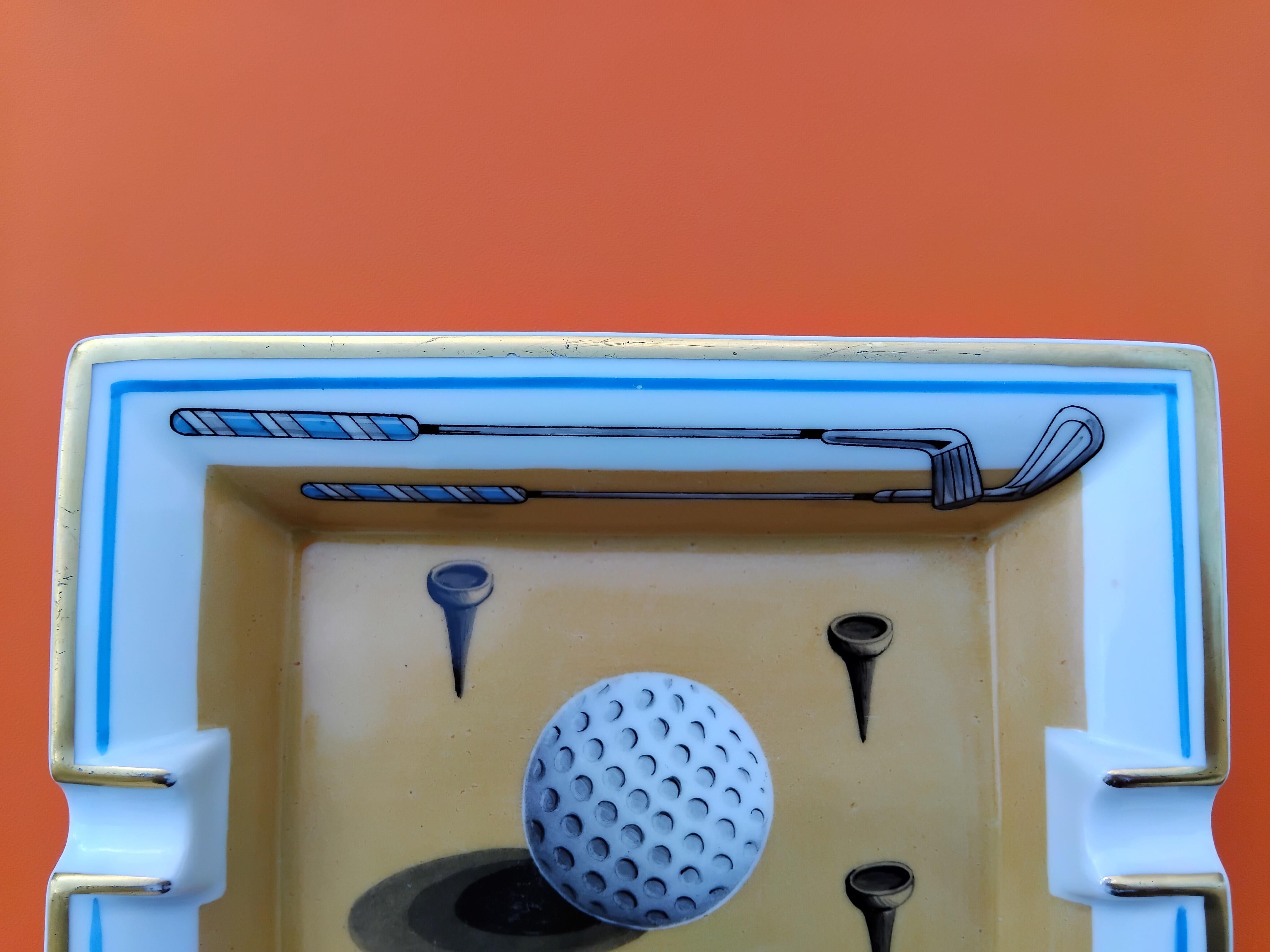 Beautiful Authentic Hermès Ashtray

Print: golf ball, clubs and tees

Made in France

Vintage item

Made of porcelain, edges and notches hand painted with fine gold

Colorways: Yellow, Blue, White, Grey

