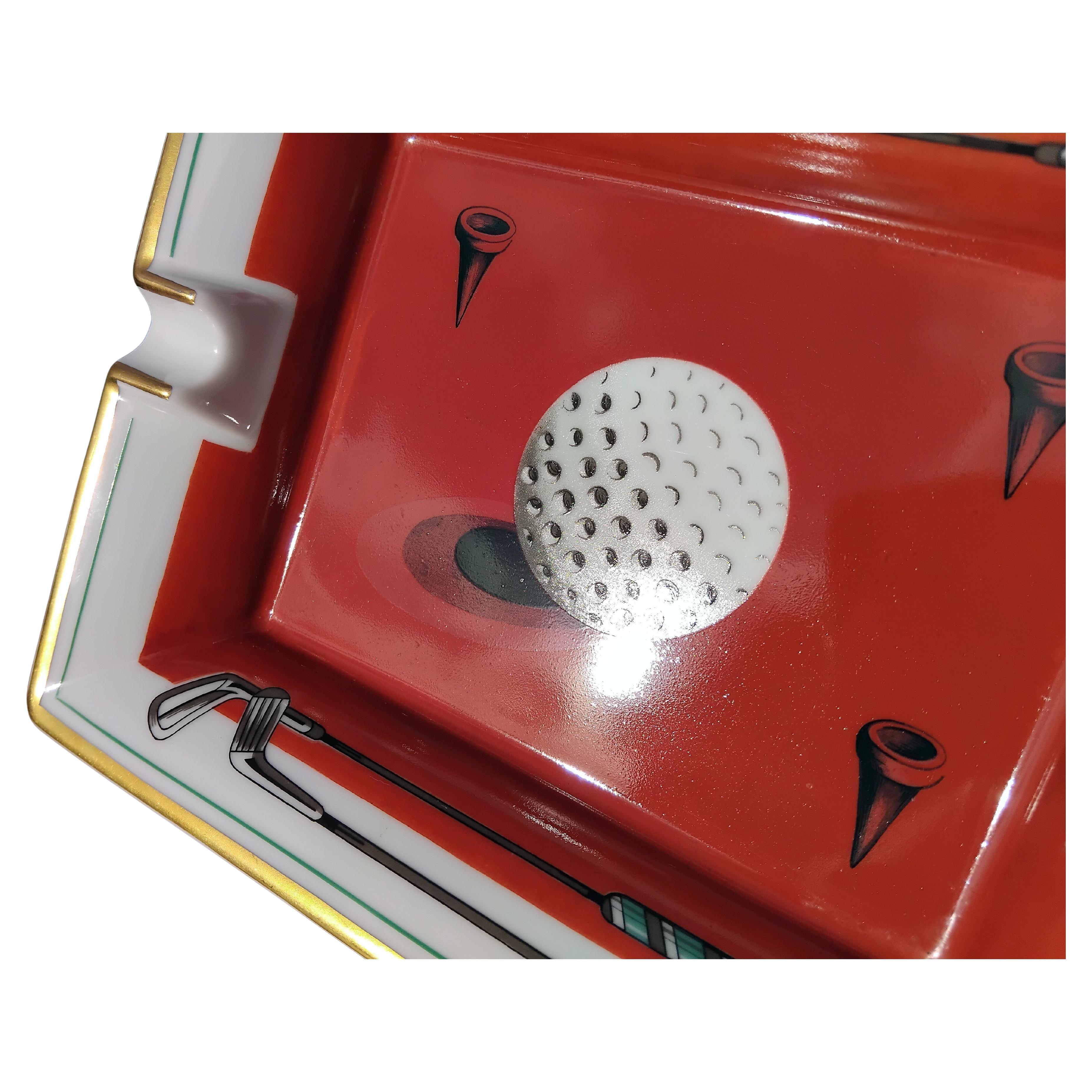 Schöner authentischer Hermès Aschenbecher

Drucken: Golfball, Schläger und Tees

Hergestellt in Frankreich

Vintage By

Aus Porzellan, Ränder und Kerben von Hand mit feinem Gelbgold bemalt

Boden mit beigem Veloursleder bezogen, 