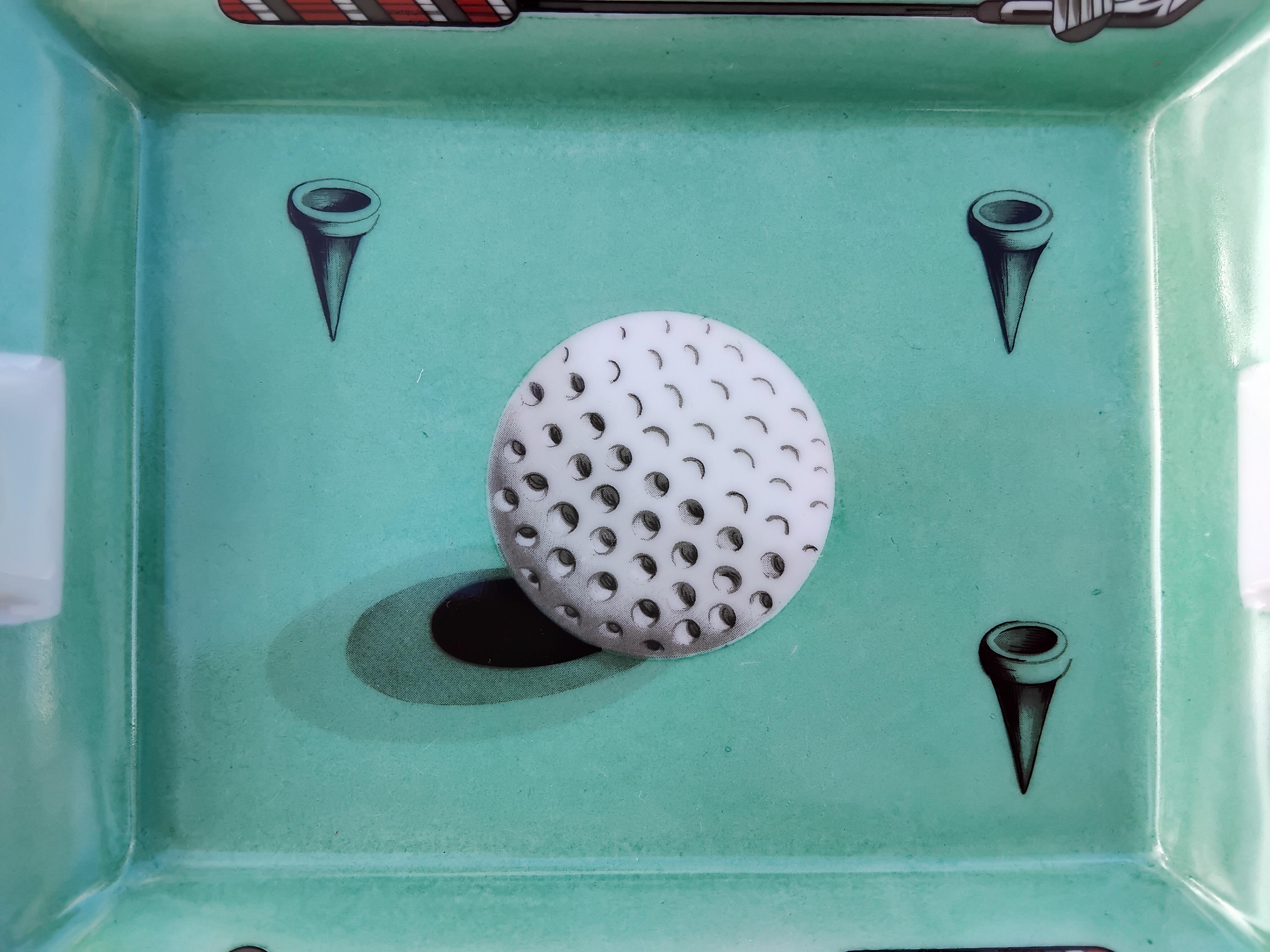 Rare et beau cendrier Hermès authentique

Impression : balle de golf, clubs et tees

Fabriqué en France

Vintage By

En porcelaine, bords et encoches peints à la main à l'or fin.

Pas de cuir à la base

Coloris : Blanc, Vert, Orange, Gris

Attention