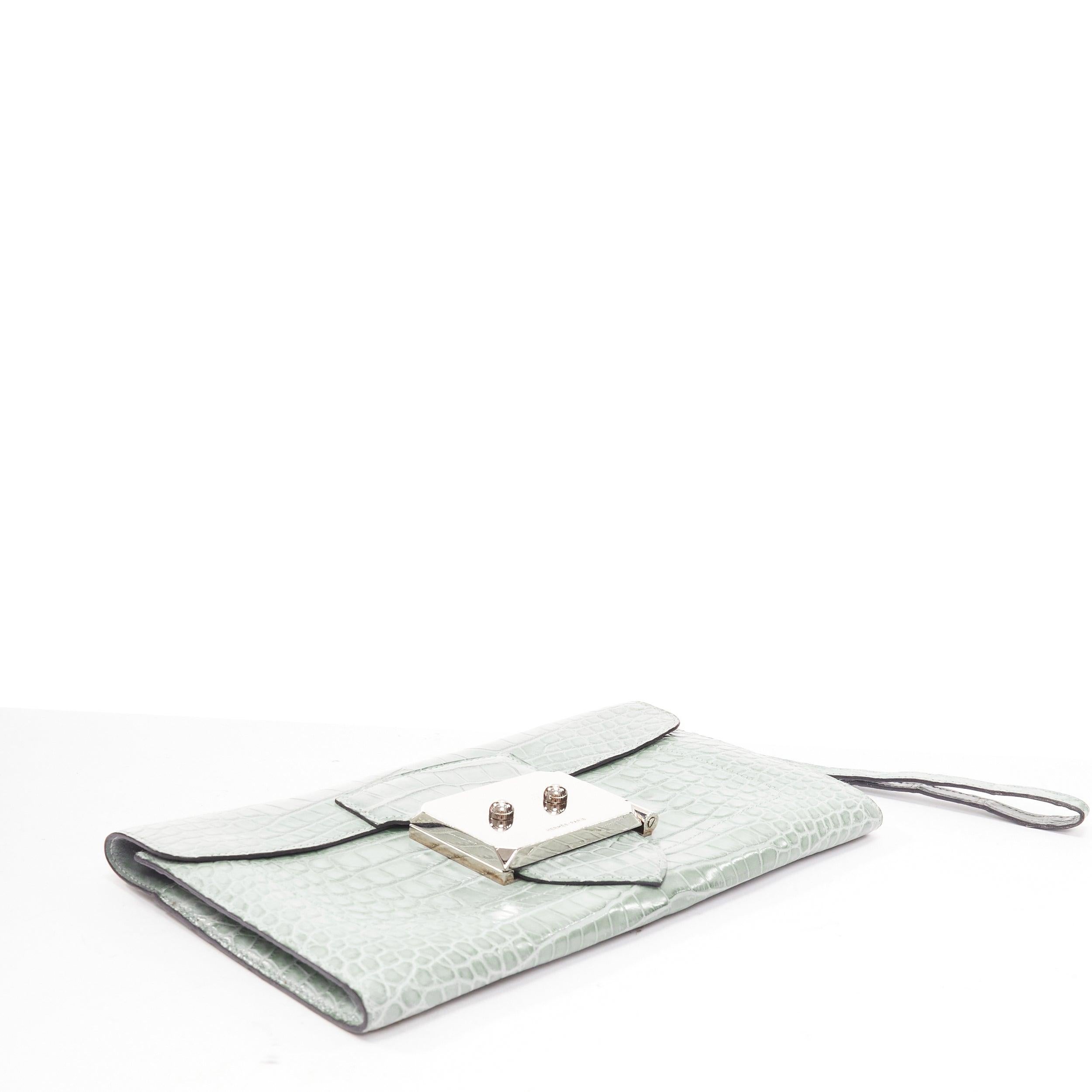 HERMES Goodlock Porosus mint green scaled leather PHW push clasp wrist clutch In Good Condition For Sale In Hong Kong, NT