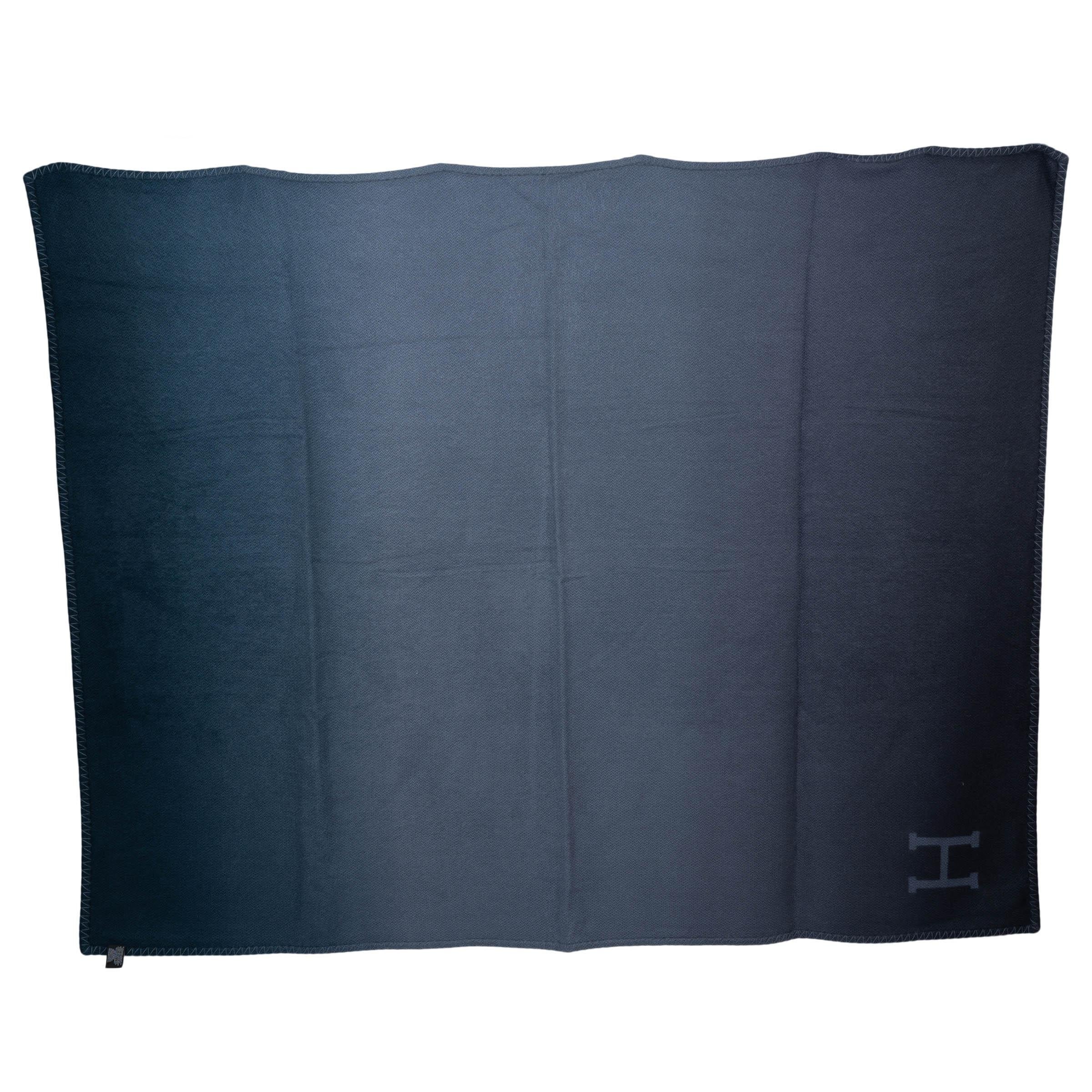 This 100% authentic Hermès Yak'n'Dye blanket in Anthracite grey hand-spun and hand-woven Tibetan wool (100%) is a masterpiece of artisanal craftsmanship. First immersed in a dye bath, each edge is then soaked in a different colored dye, allowing the