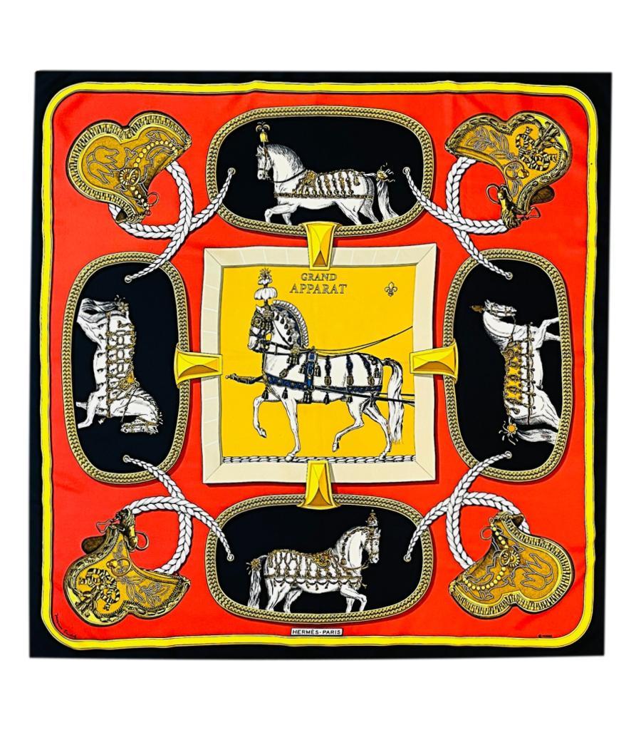 Hermes Grand Apparat Seidenschal

Mehrfarbiger Schal von Jacques Eudel mit Pferdedrucken.

Mit schwarzem und gelbem Besatz und handgerolltem Saum.

Mit schwarzem 
