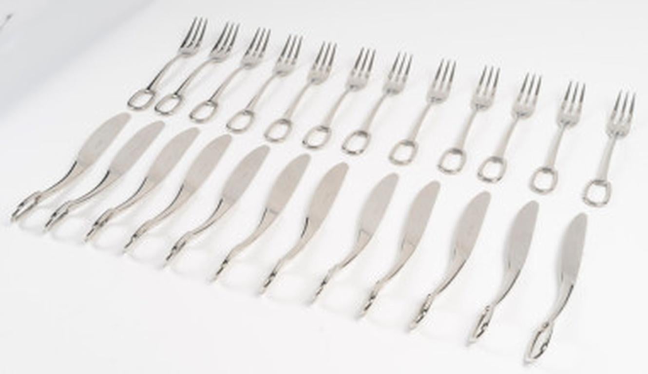 Original par sa forme et sa prise en main, le service Grand Attelage s'inspire de la clé de selle, pièce utilisée dans les attelages à plusieurs chevaux.

Cette série plaquée argent comprend

- 12 fourchettes de table, 20 cm

- 12 couteaux de table,