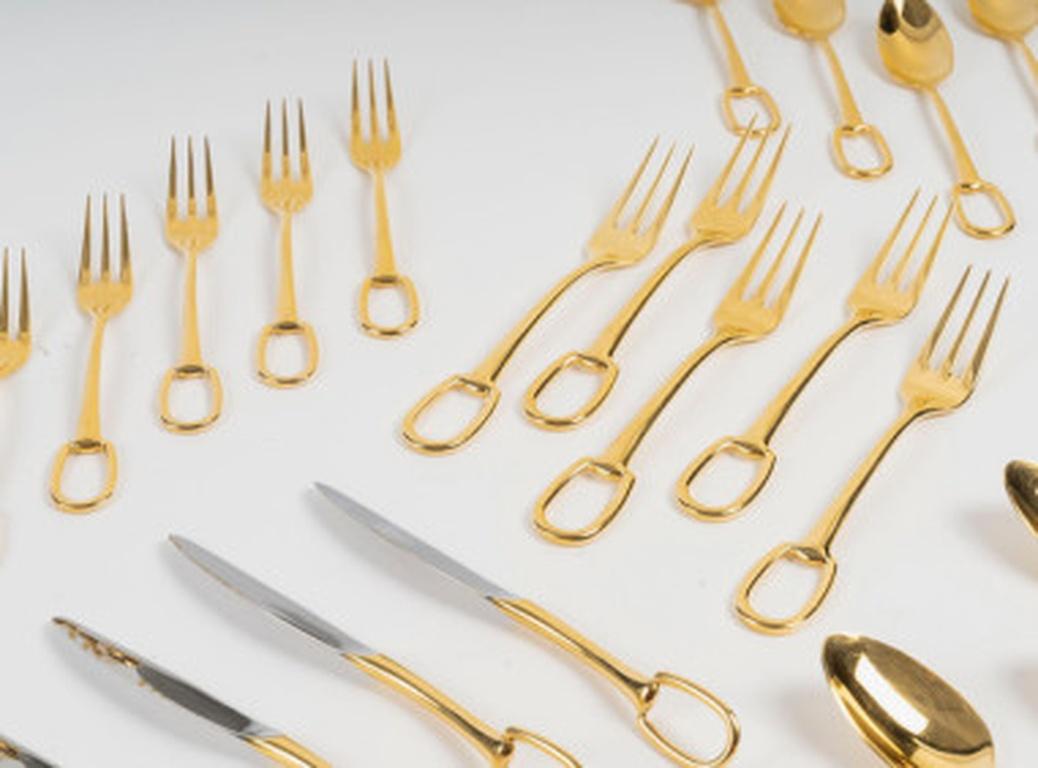 Service à dessert en plaqué or composé de 25 pièces.

Avec sa forme et sa poignée originales, le set Grand Attelage s'inspire de la clé de selle, pièce utilisée dans les attelages à plusieurs chevaux. Cette collection plaquée or se compose de