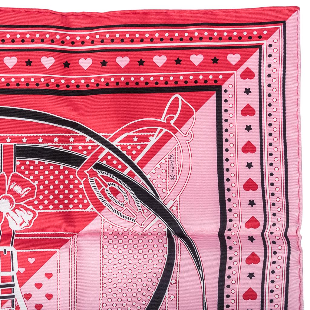 Hermès Grand Manege Bandana Love Scarf 70 Rouge Rose Noir en sergé de soie Boîte à cœurs Pour femmes en vente